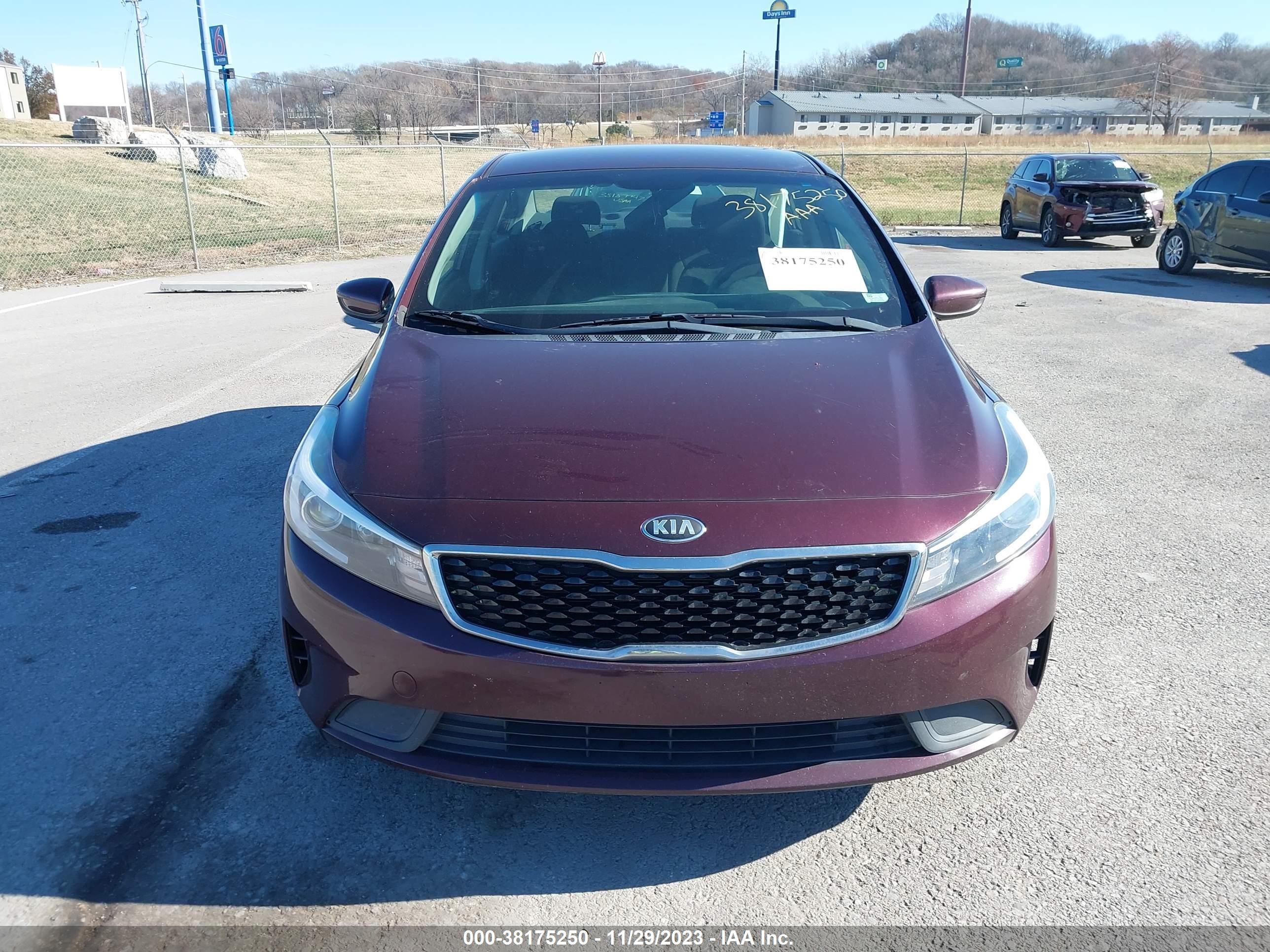 Photo 11 VIN: 3KPFK4A71JE167371 - KIA FORTE 