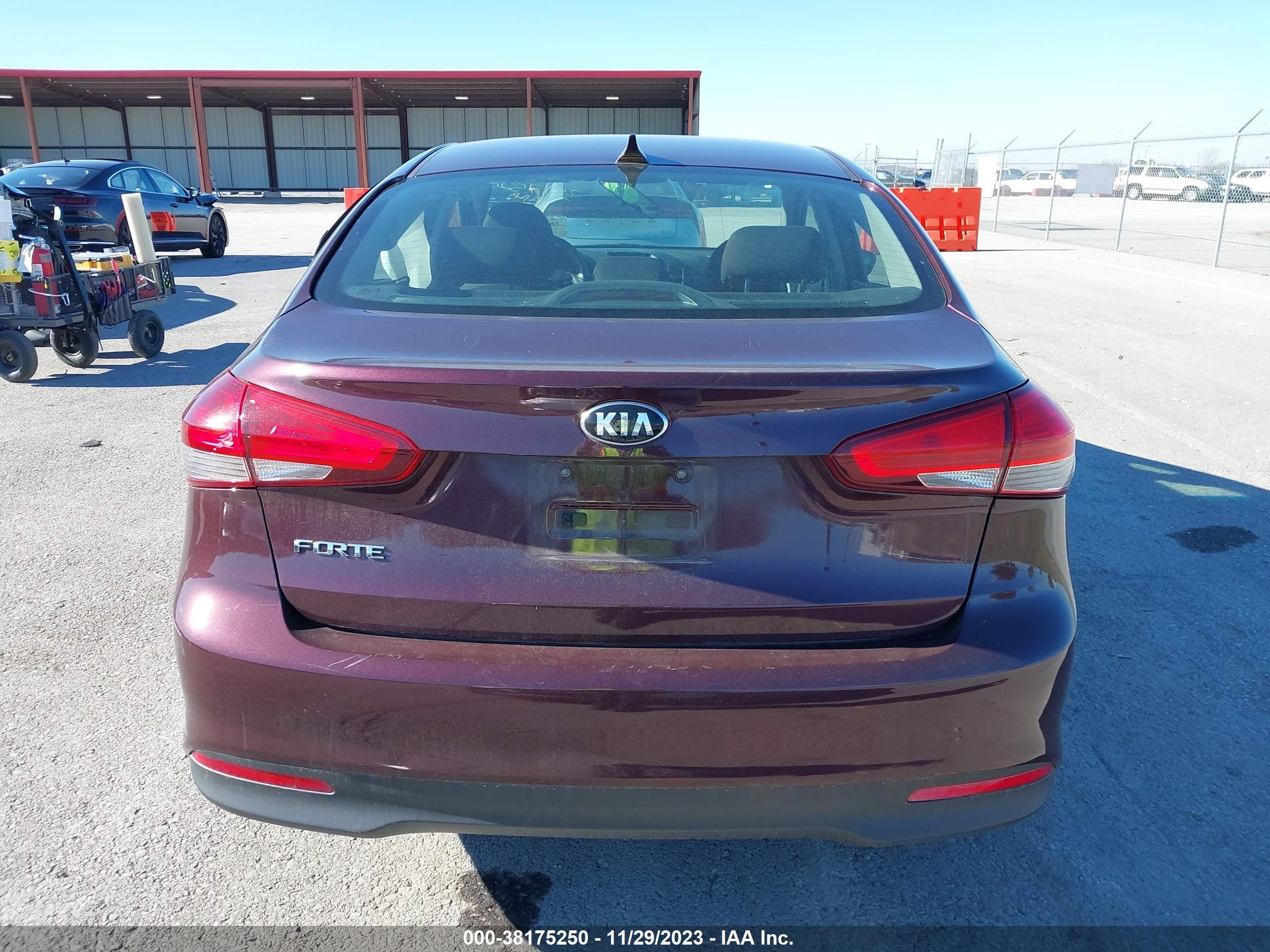 Photo 15 VIN: 3KPFK4A71JE167371 - KIA FORTE 