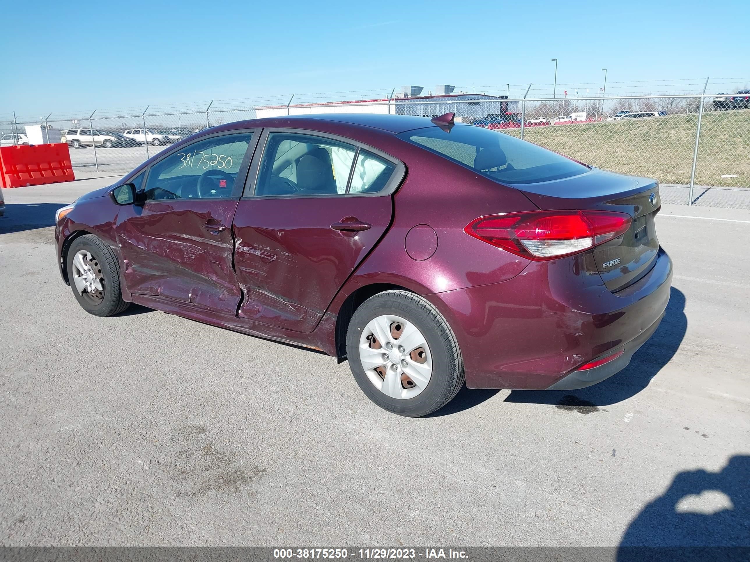 Photo 2 VIN: 3KPFK4A71JE167371 - KIA FORTE 