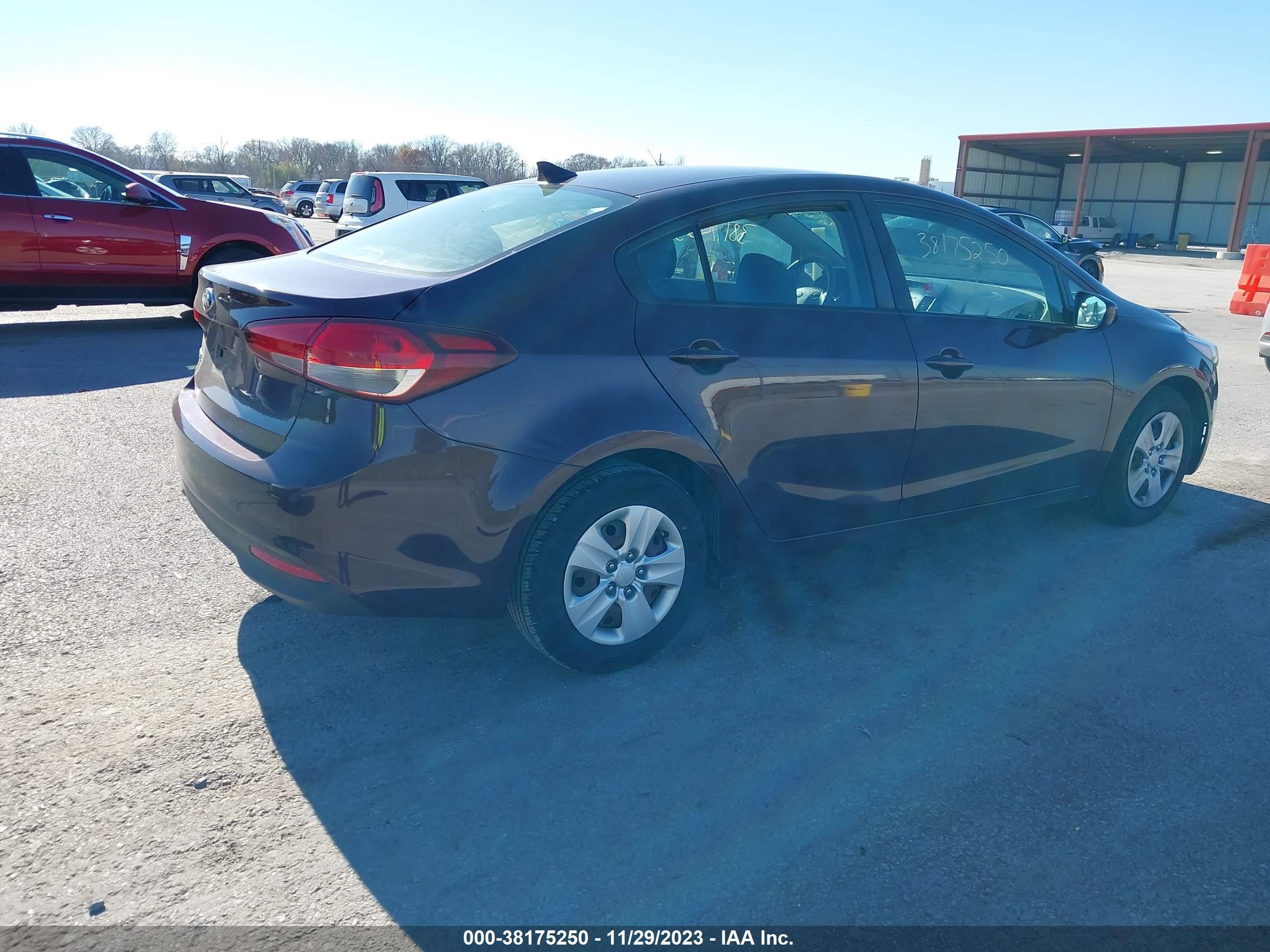 Photo 3 VIN: 3KPFK4A71JE167371 - KIA FORTE 