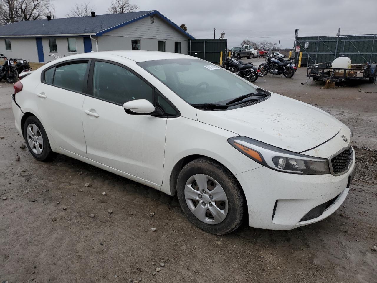 Photo 3 VIN: 3KPFK4A73JE207773 - KIA FORTE 