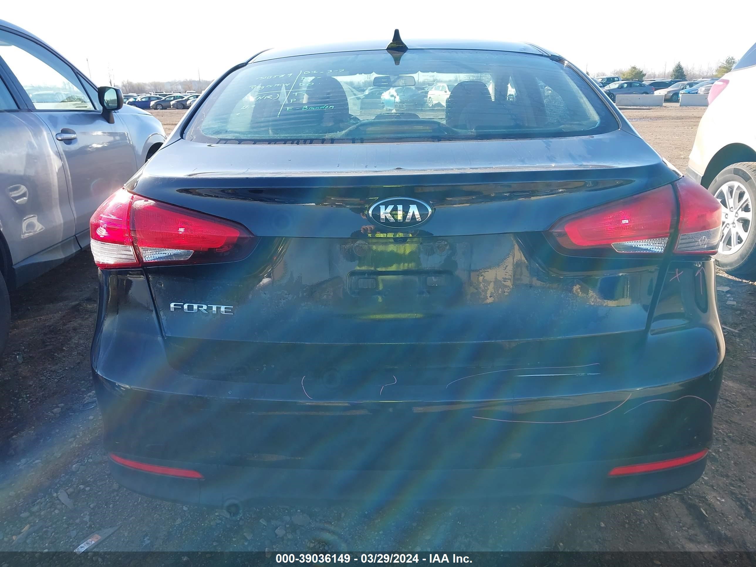 Photo 12 VIN: 3KPFK4A73JE276141 - KIA FORTE 