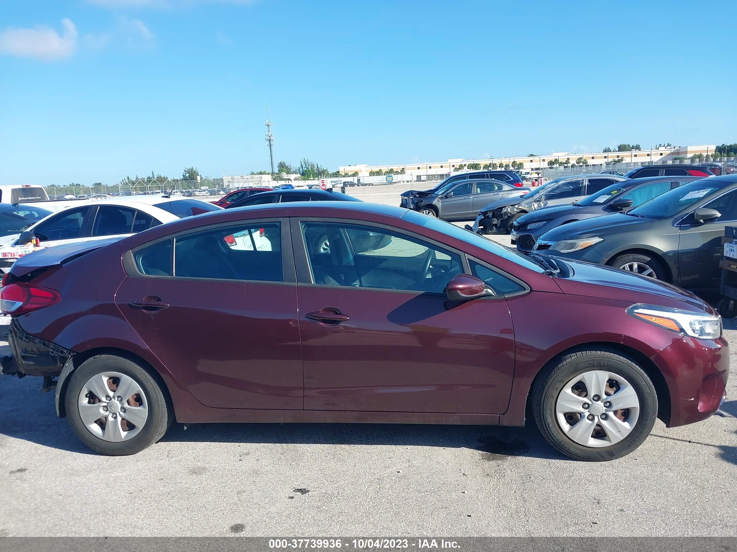 Photo 11 VIN: 3KPFK4A74JE268274 - KIA FORTE 