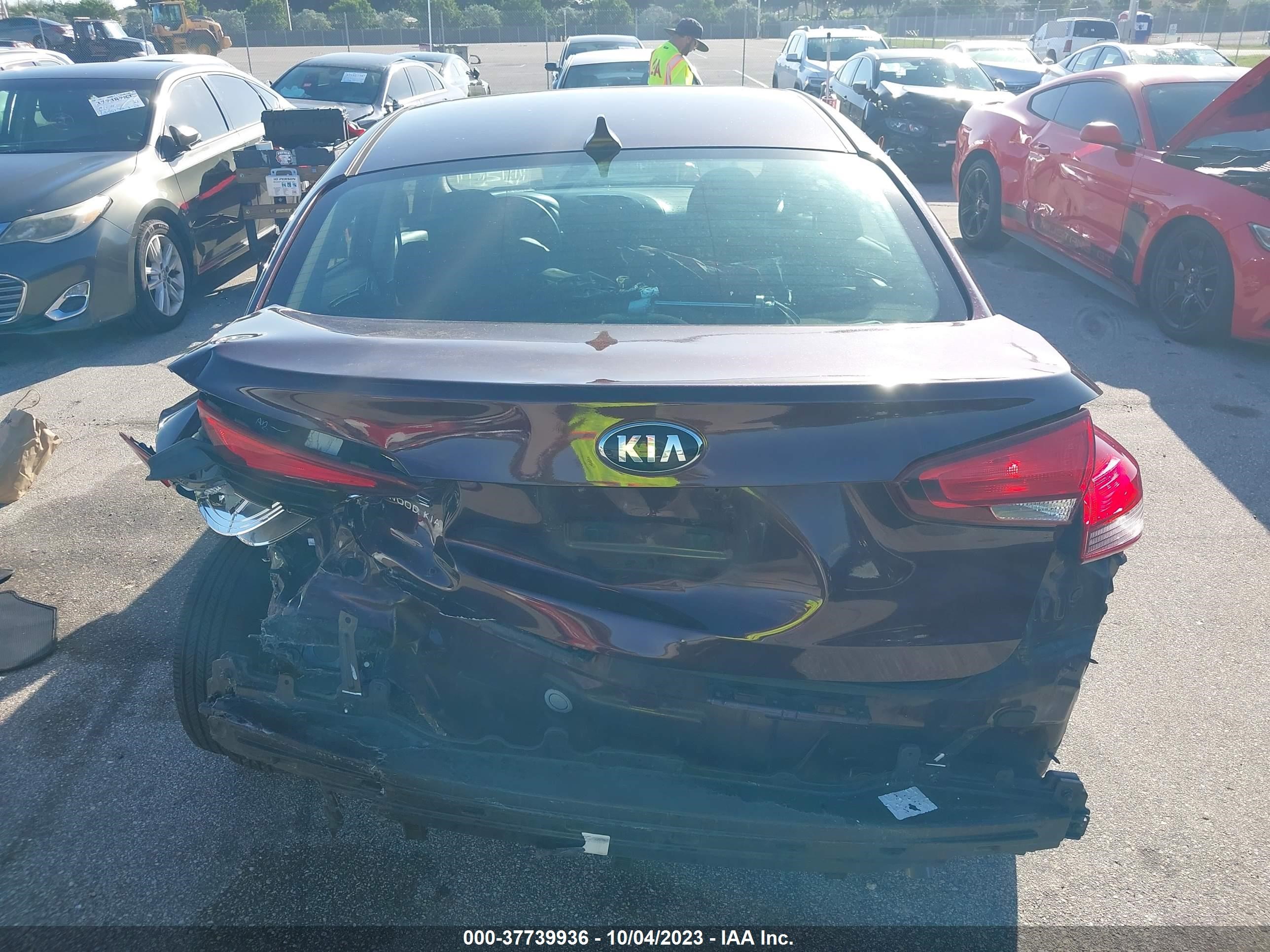 Photo 14 VIN: 3KPFK4A74JE268274 - KIA FORTE 