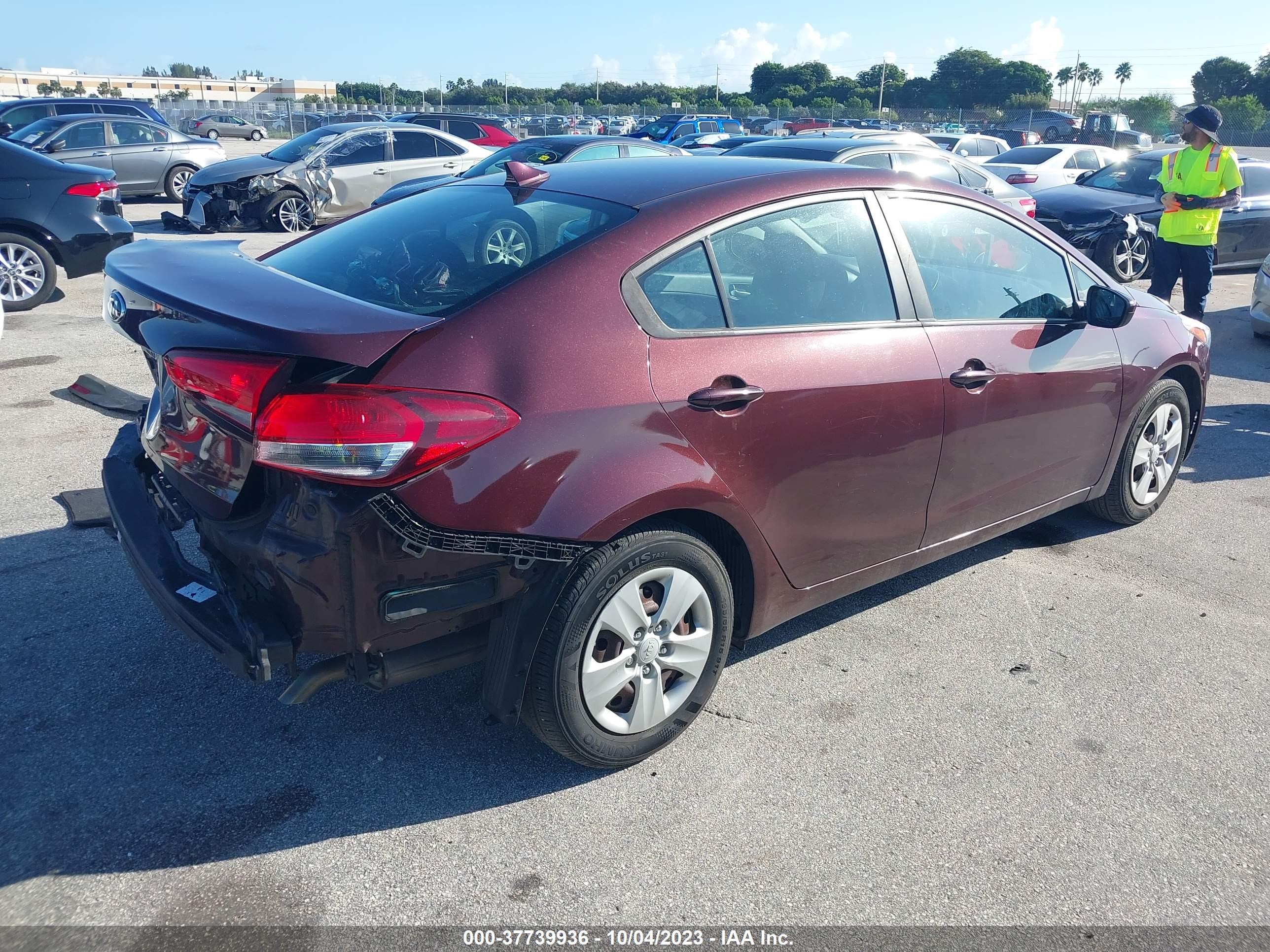 Photo 3 VIN: 3KPFK4A74JE268274 - KIA FORTE 