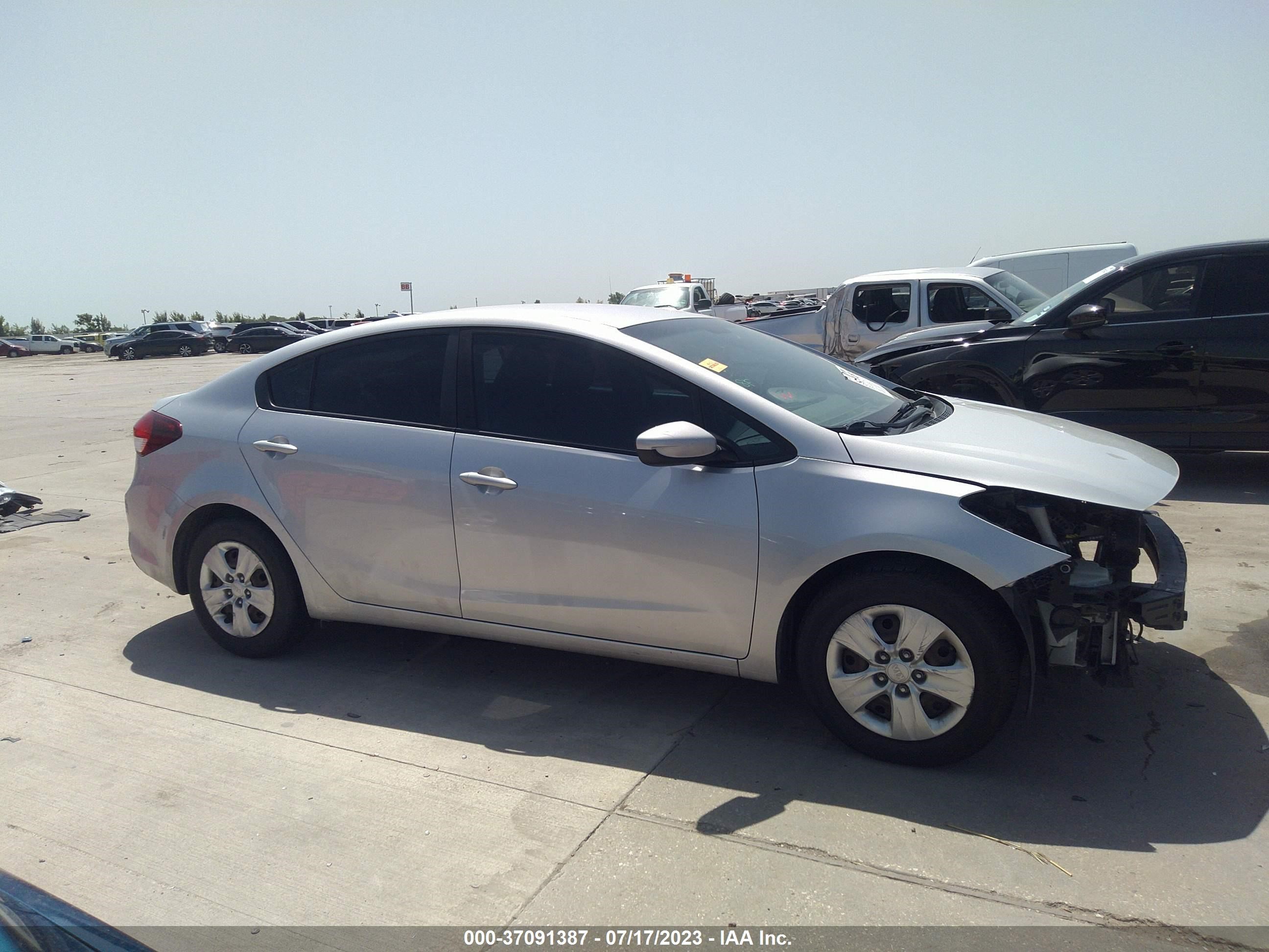 Photo 13 VIN: 3KPFK4A75JE277310 - KIA FORTE 