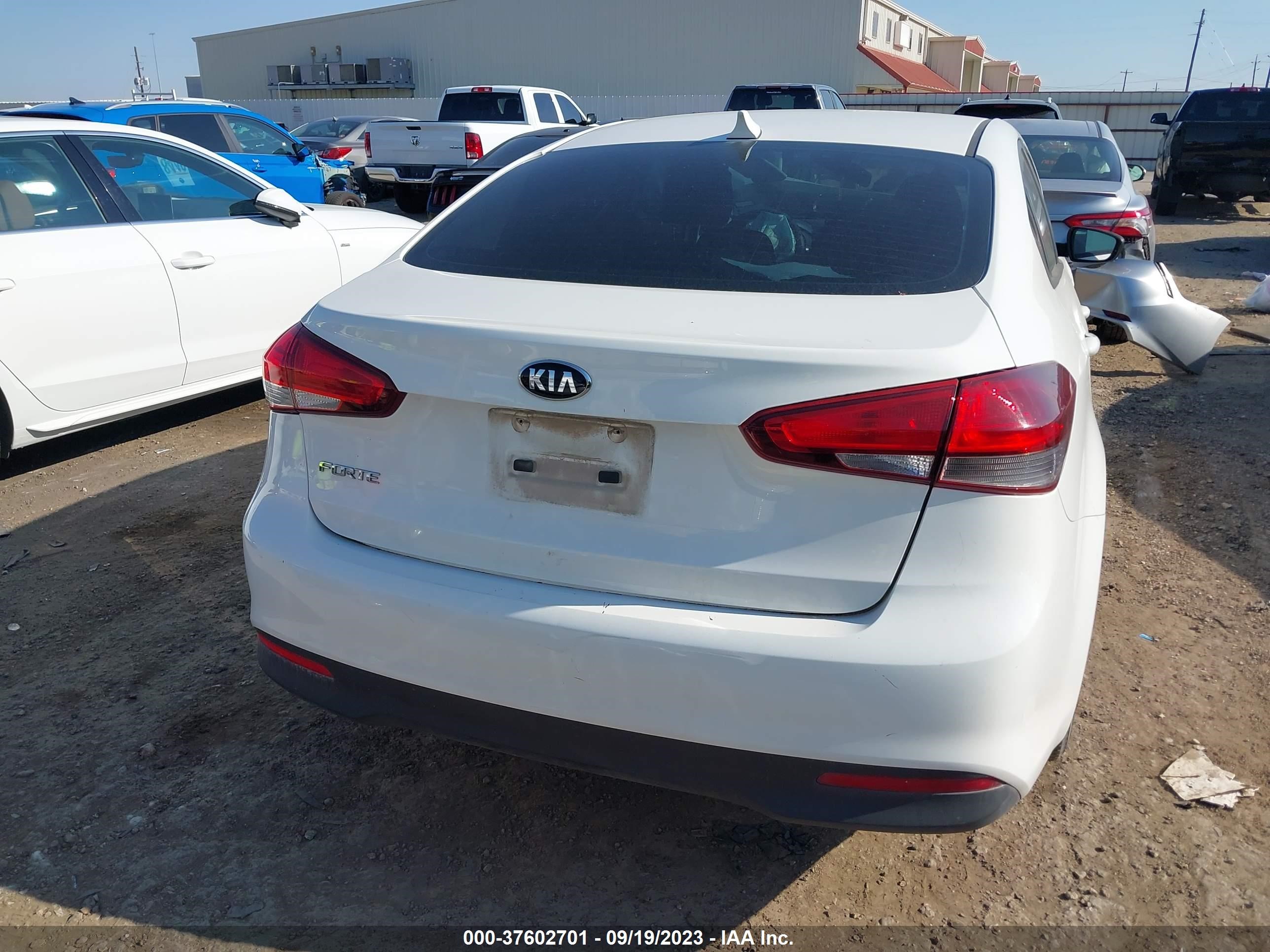 Photo 14 VIN: 3KPFK4A76JE211588 - KIA FORTE 