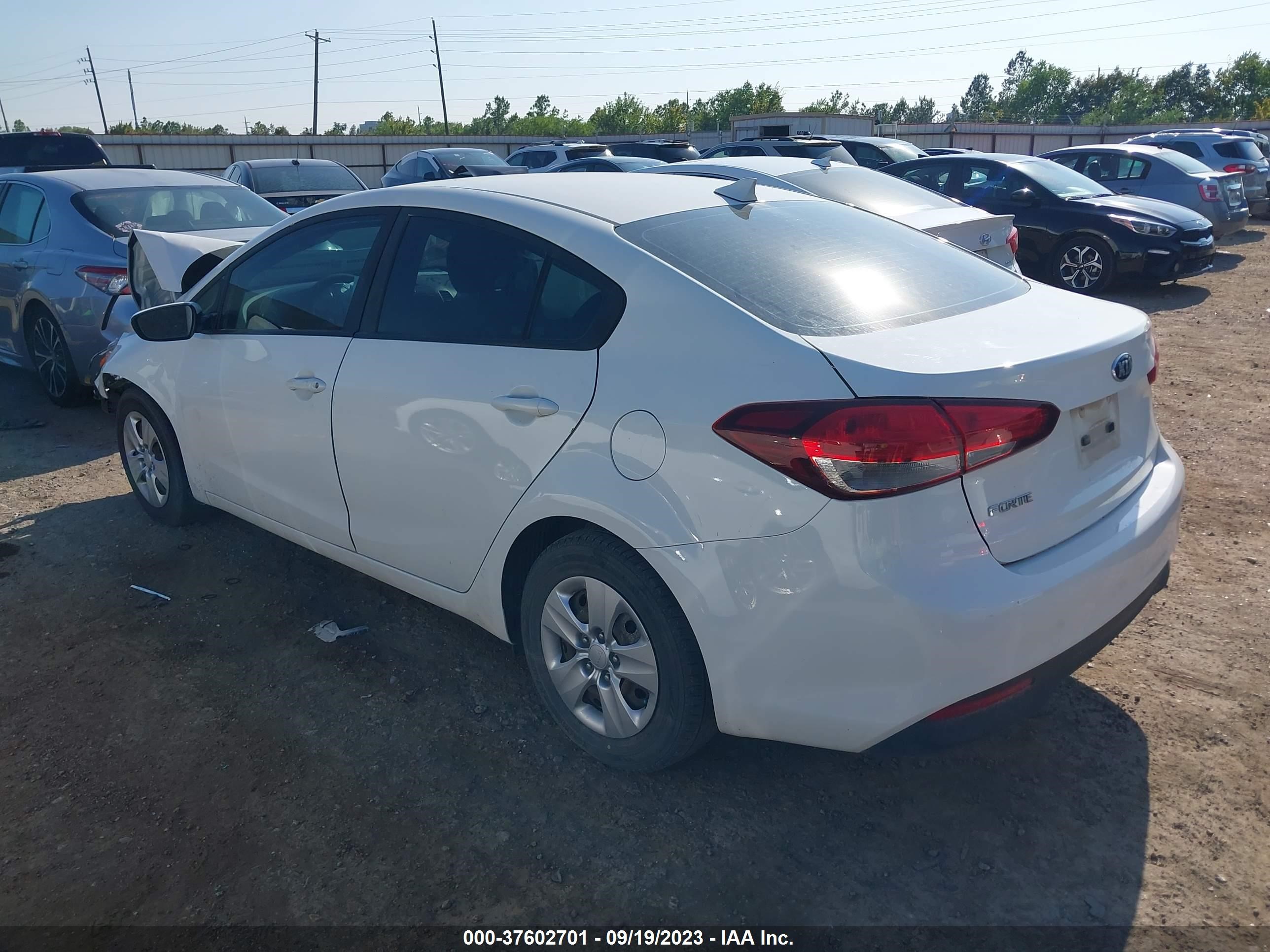 Photo 2 VIN: 3KPFK4A76JE211588 - KIA FORTE 