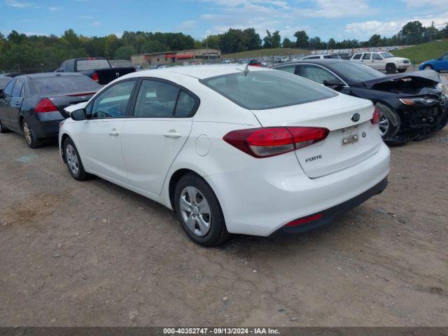 Photo 2 VIN: 3KPFK4A77JE167682 - KIA FORTE 