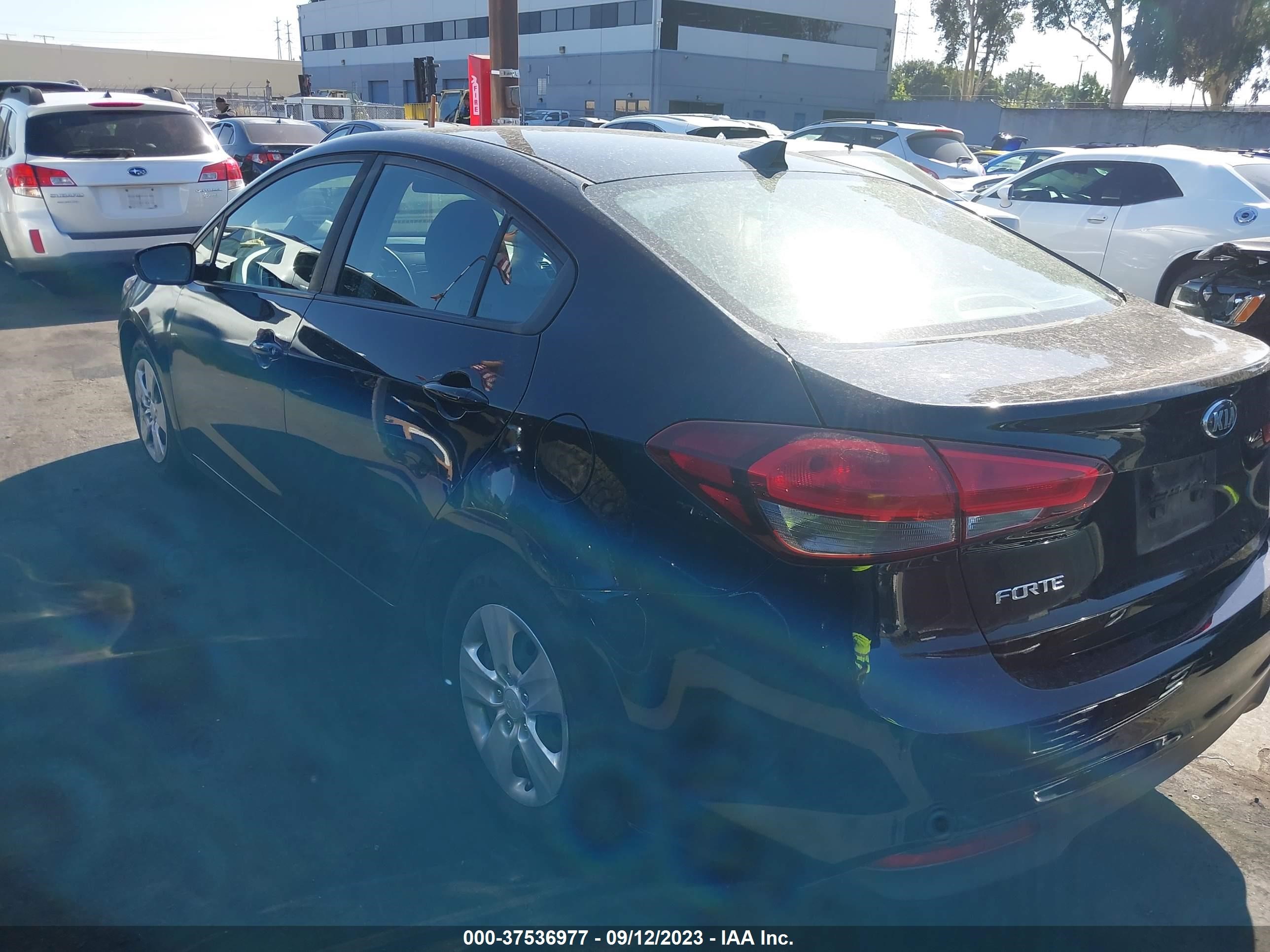 Photo 2 VIN: 3KPFK4A78JE282338 - KIA FORTE 