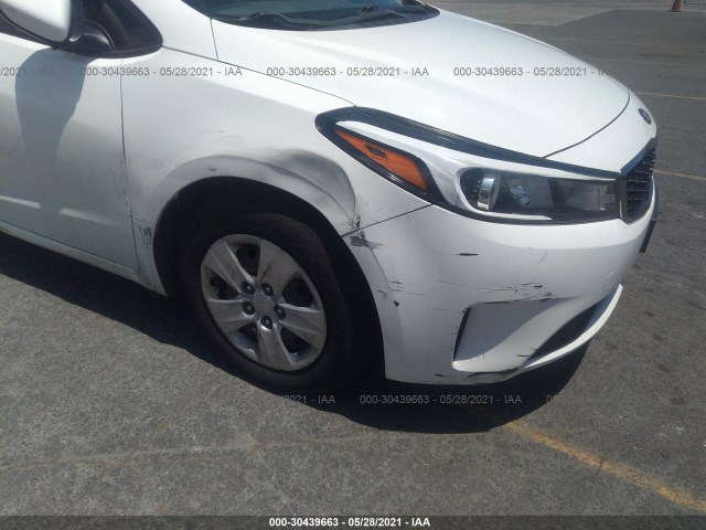 Photo 5 VIN: 3KPFK4A7XHE028219 - KIA FORTE 