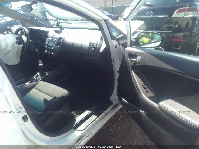 Photo 4 VIN: 3KPFK4A7XHE109608 - KIA FORTE 