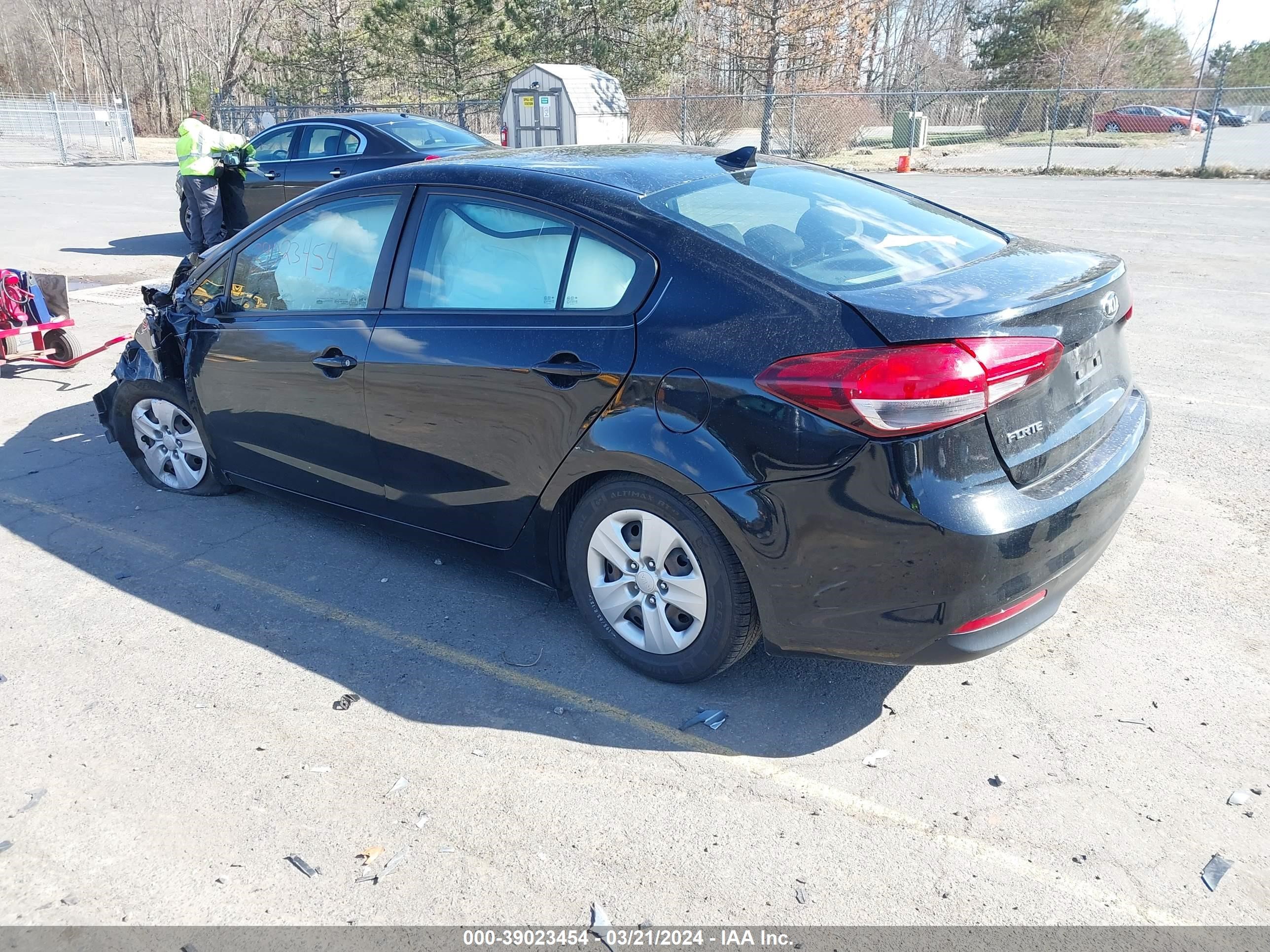 Photo 2 VIN: 3KPFK4A7XHE124609 - KIA FORTE 