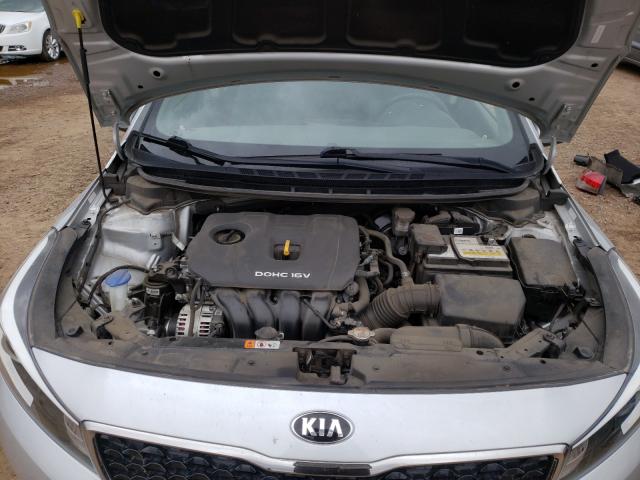 Photo 6 VIN: 3KPFK4A7XHE142866 - KIA FORTE LX 