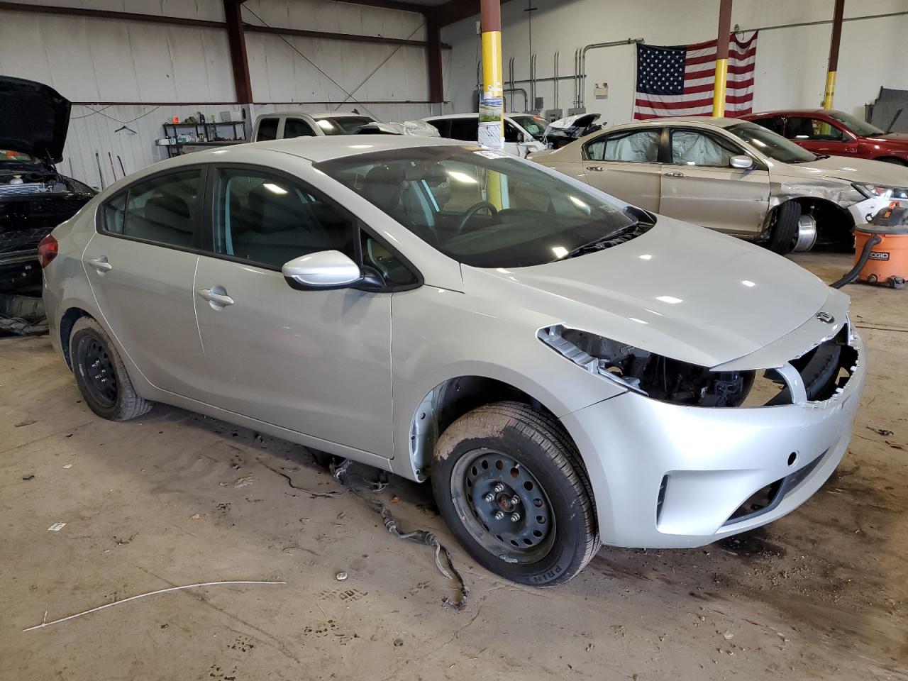 Photo 3 VIN: 3KPFK4A7XHE146593 - KIA FORTE 