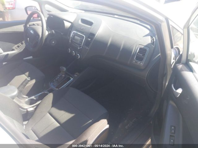 Photo 4 VIN: 3KPFK4A7XHE149641 - KIA FORTE 