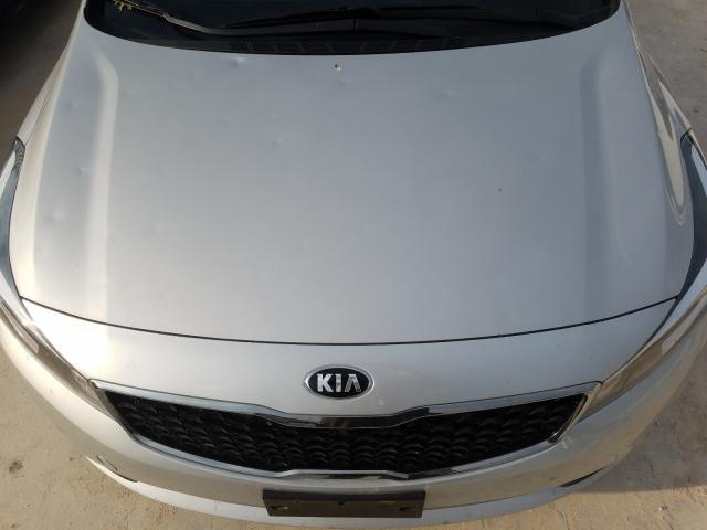 Photo 8 VIN: 3KPFK4A7XJE176117 - KIA FORTE LX 