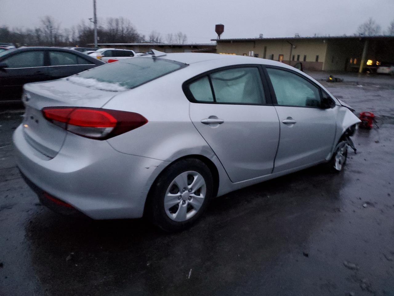 Photo 2 VIN: 3KPFL4A72JE190347 - KIA FORTE 