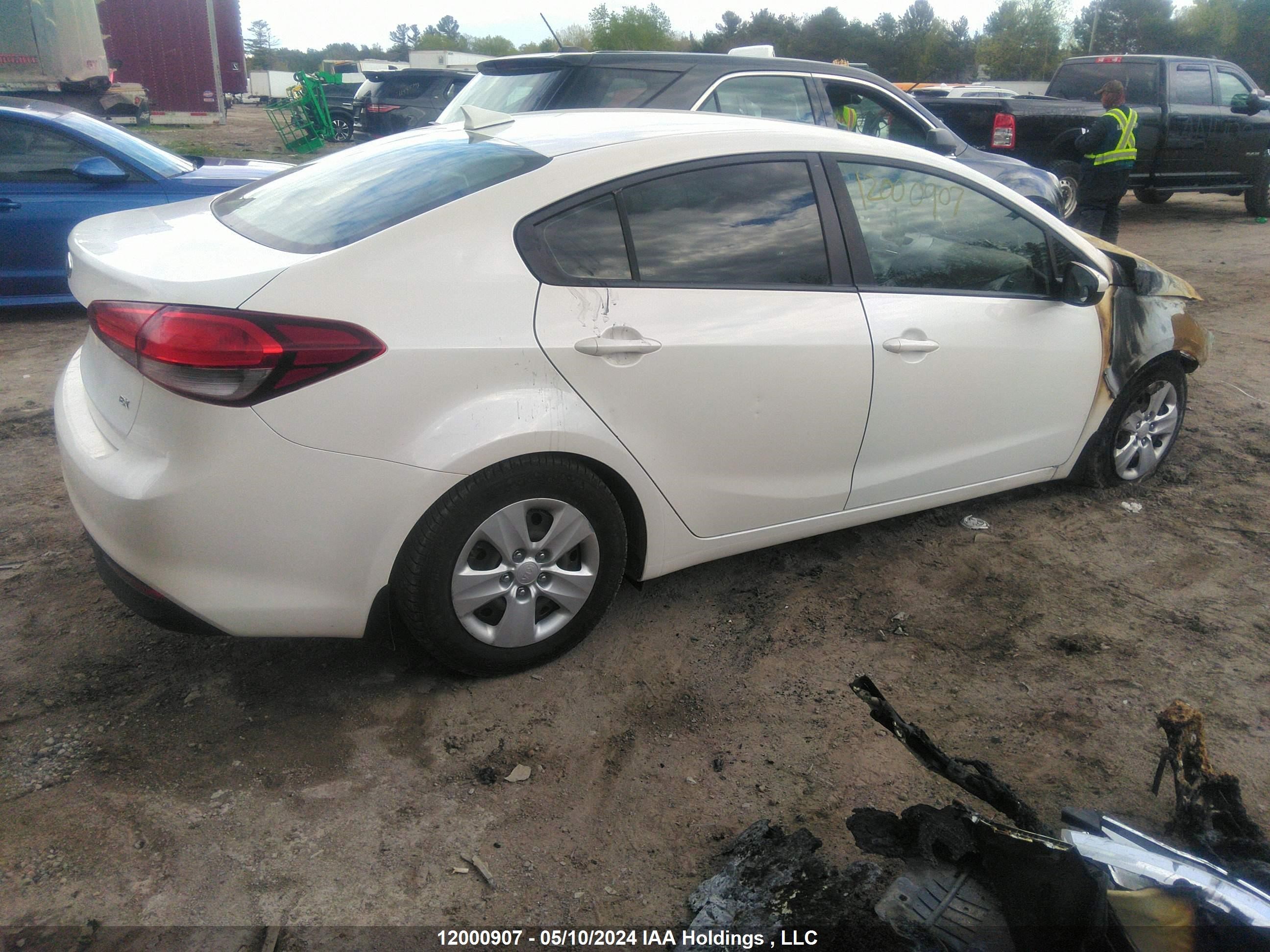 Photo 3 VIN: 3KPFL4A73HE057803 - KIA FORTE 