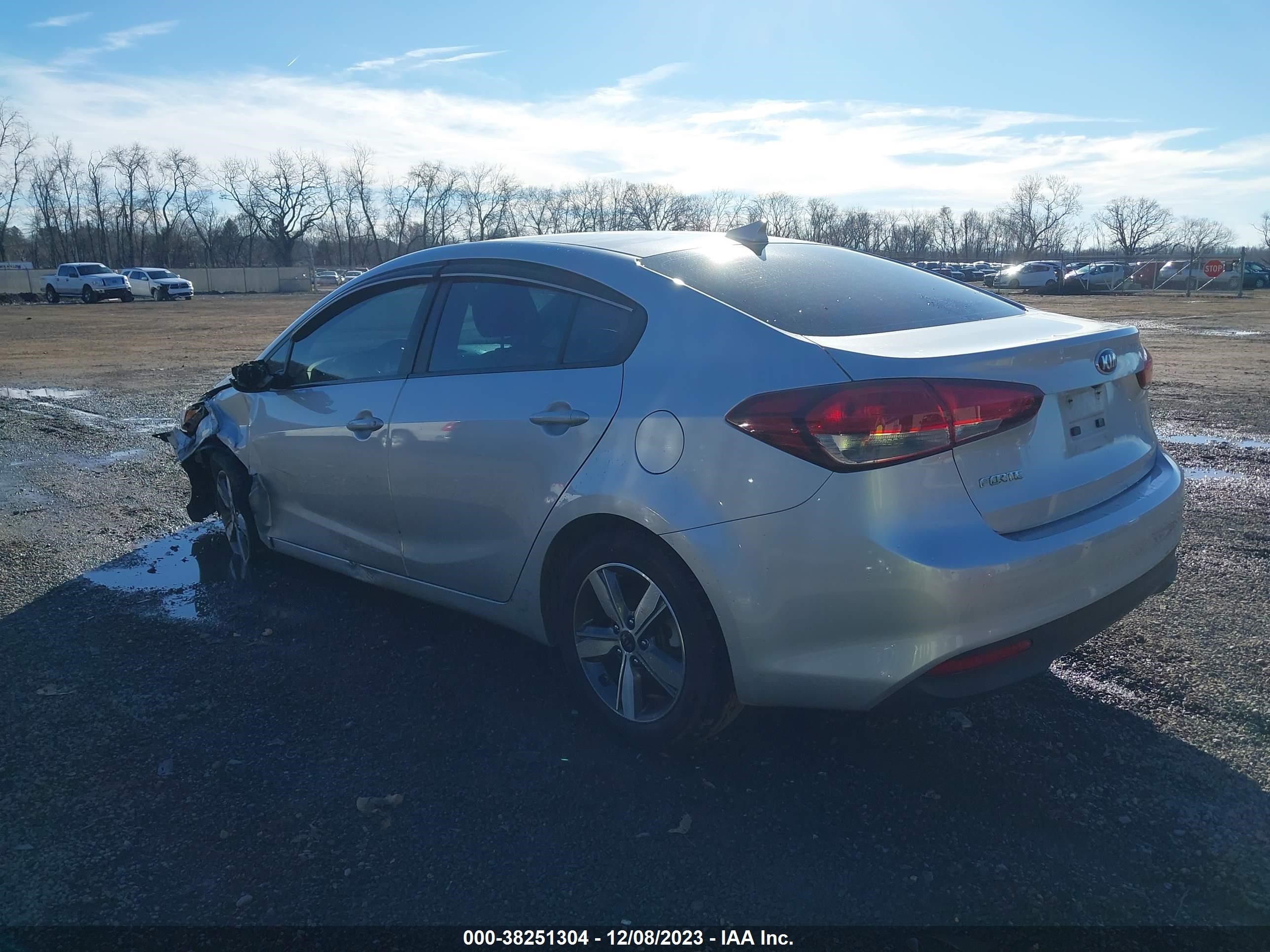 Photo 2 VIN: 3KPFL4A73JE170995 - KIA FORTE 