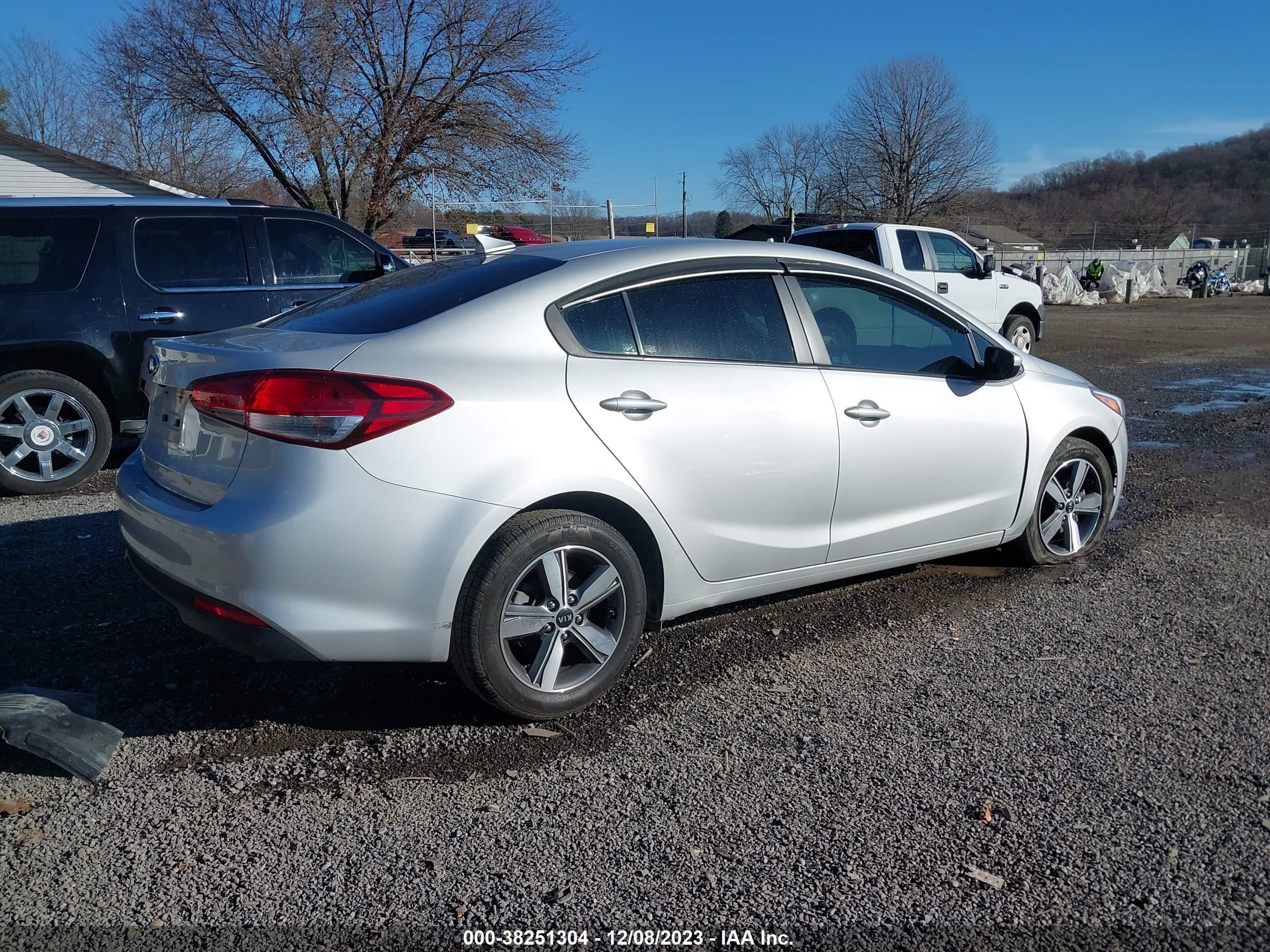 Photo 3 VIN: 3KPFL4A73JE170995 - KIA FORTE 