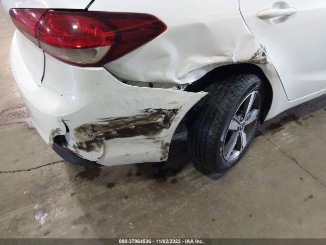 Photo 5 VIN: 3KPFL4A73JE225882 - KIA FORTE 