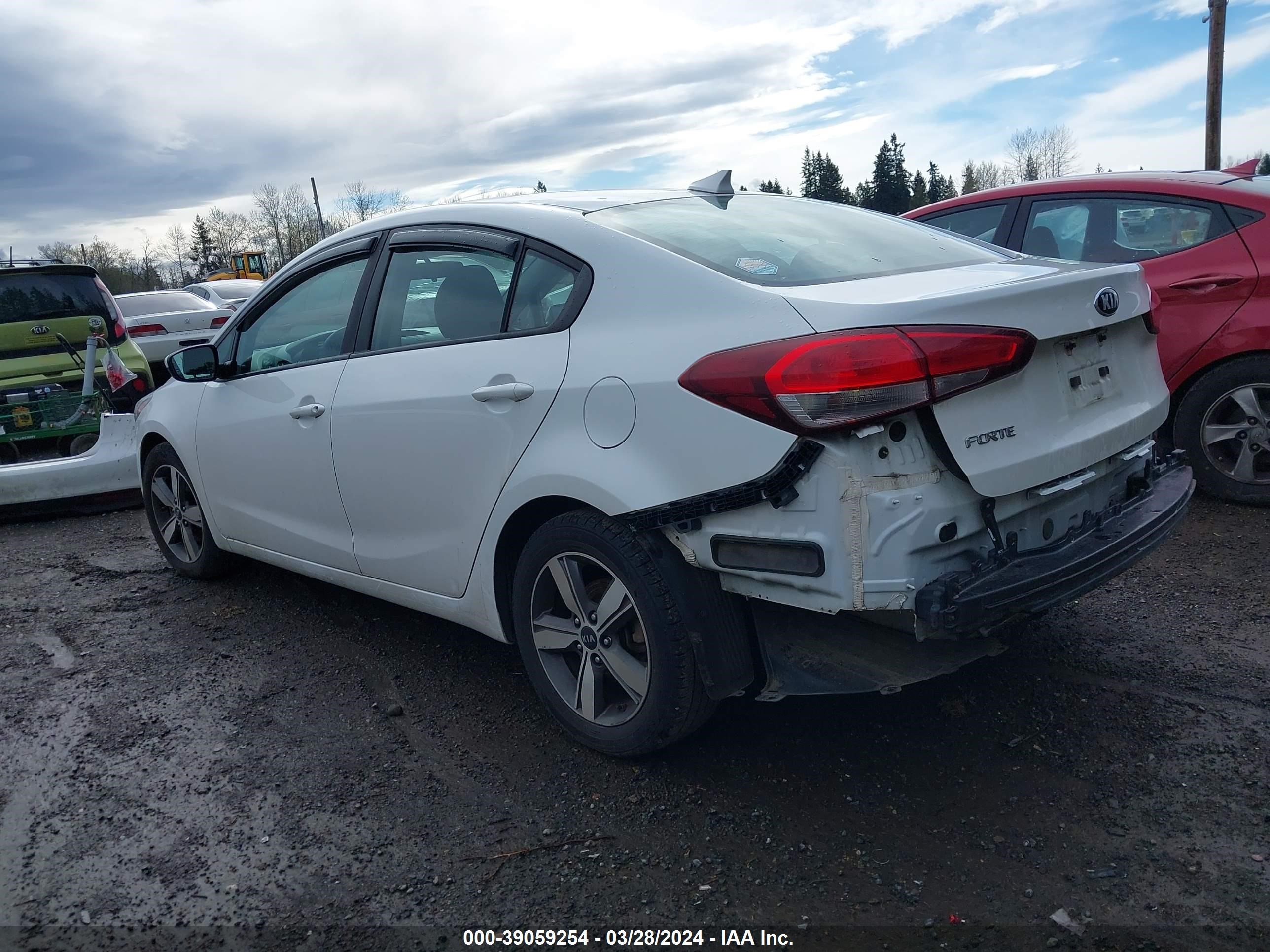 Photo 2 VIN: 3KPFL4A73JE261412 - KIA FORTE 