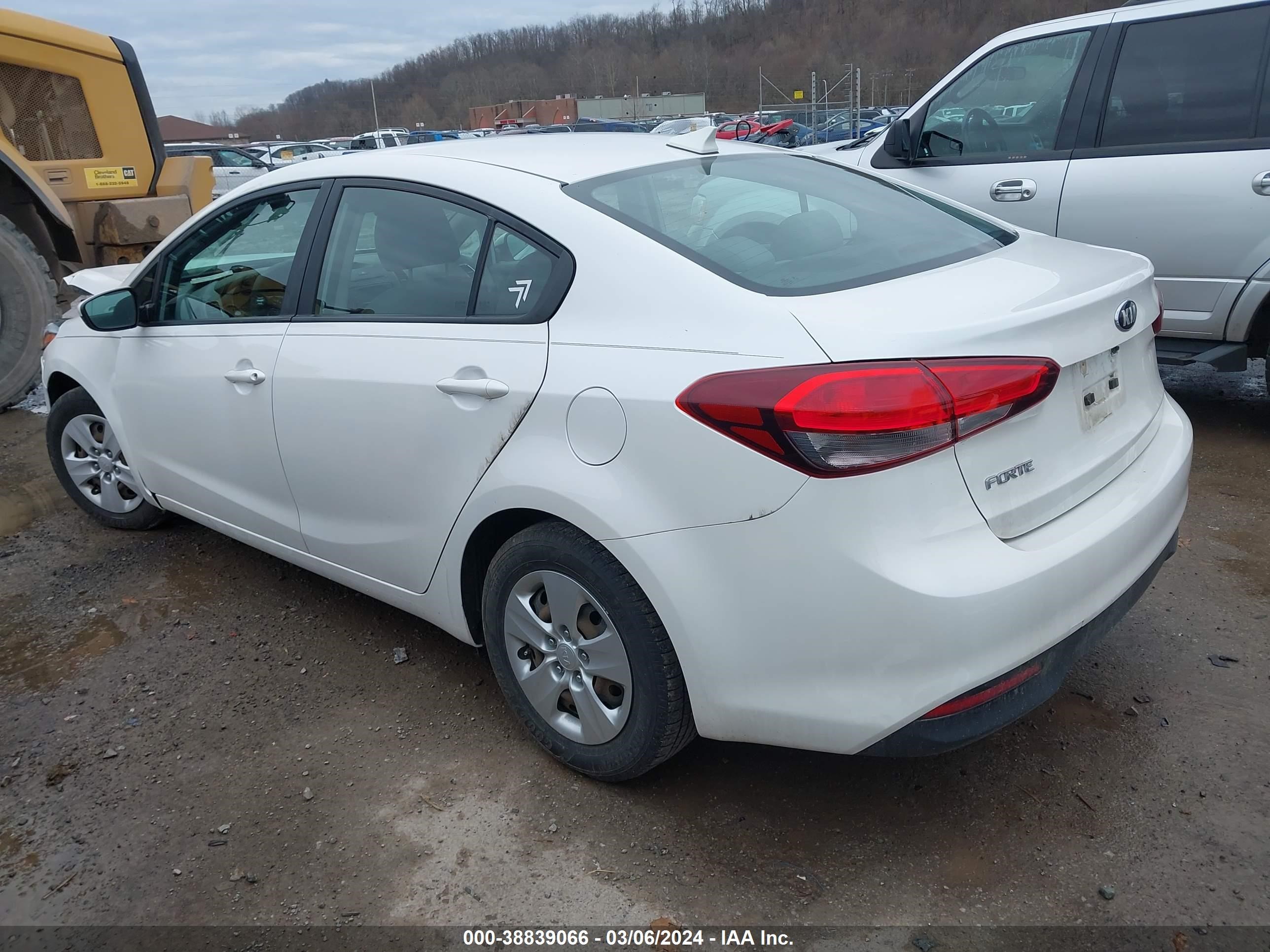 Photo 2 VIN: 3KPFL4A74HE062895 - KIA FORTE 