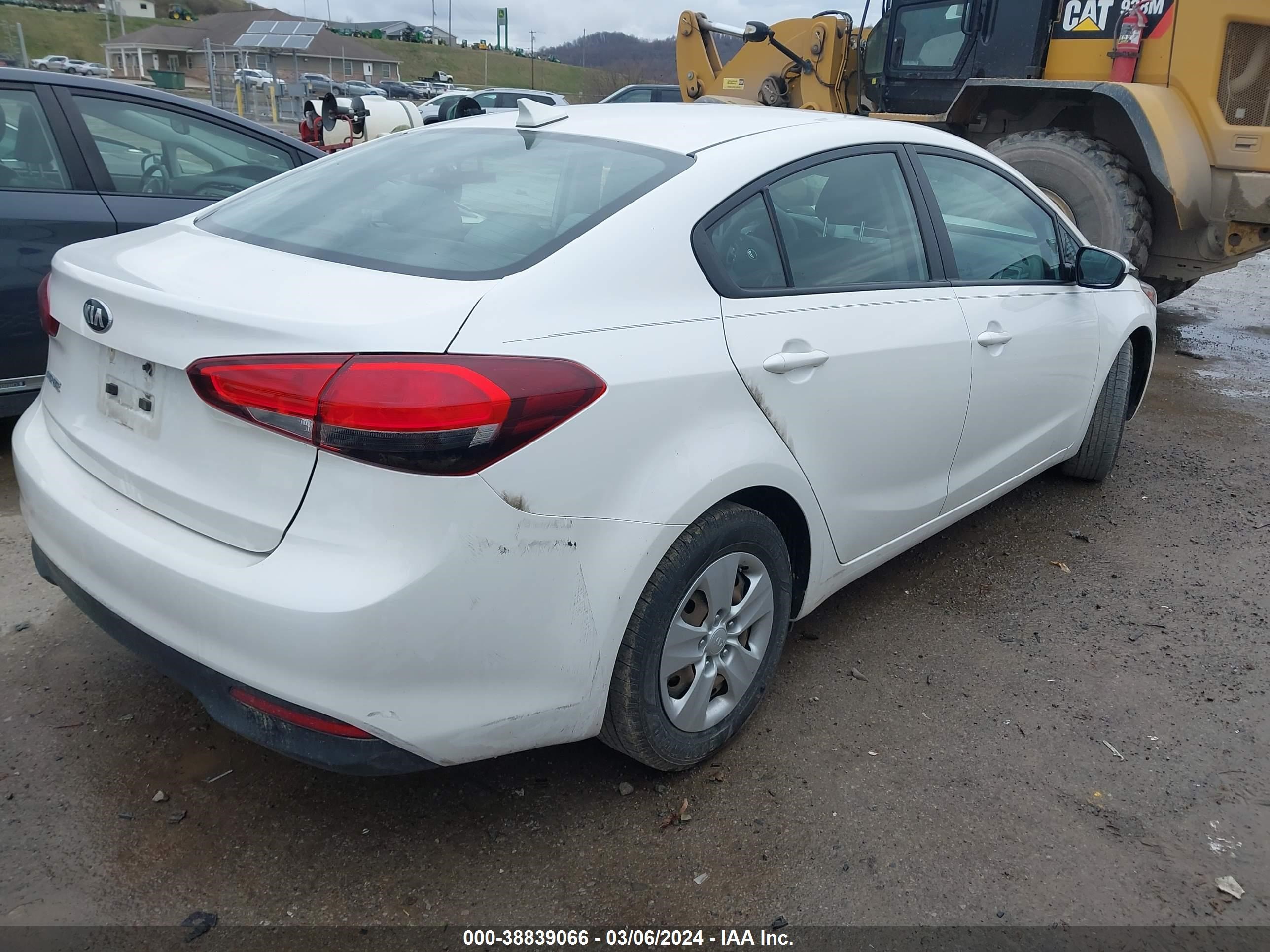 Photo 3 VIN: 3KPFL4A74HE062895 - KIA FORTE 