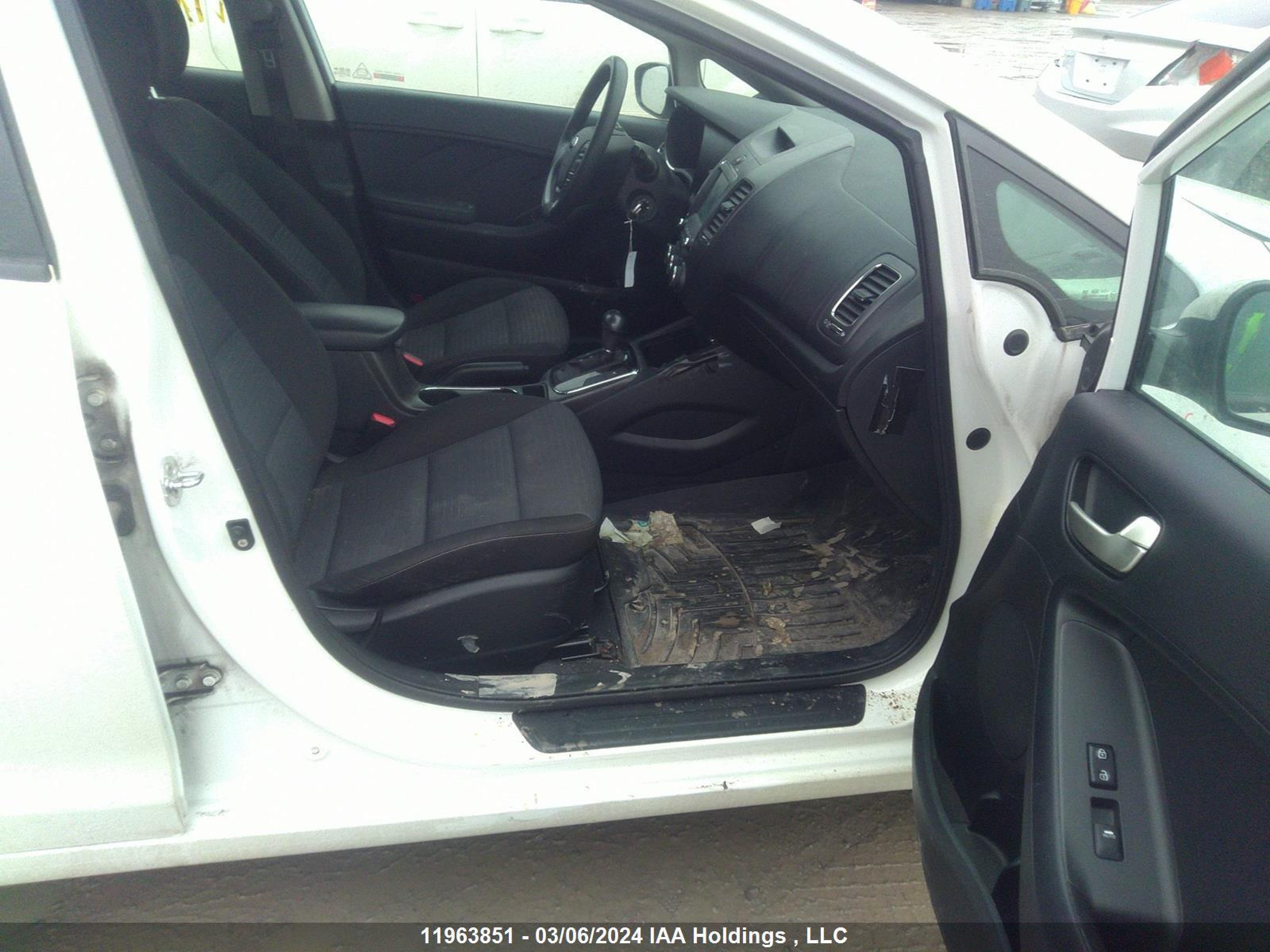 Photo 4 VIN: 3KPFL4A75JE188141 - KIA FORTE 