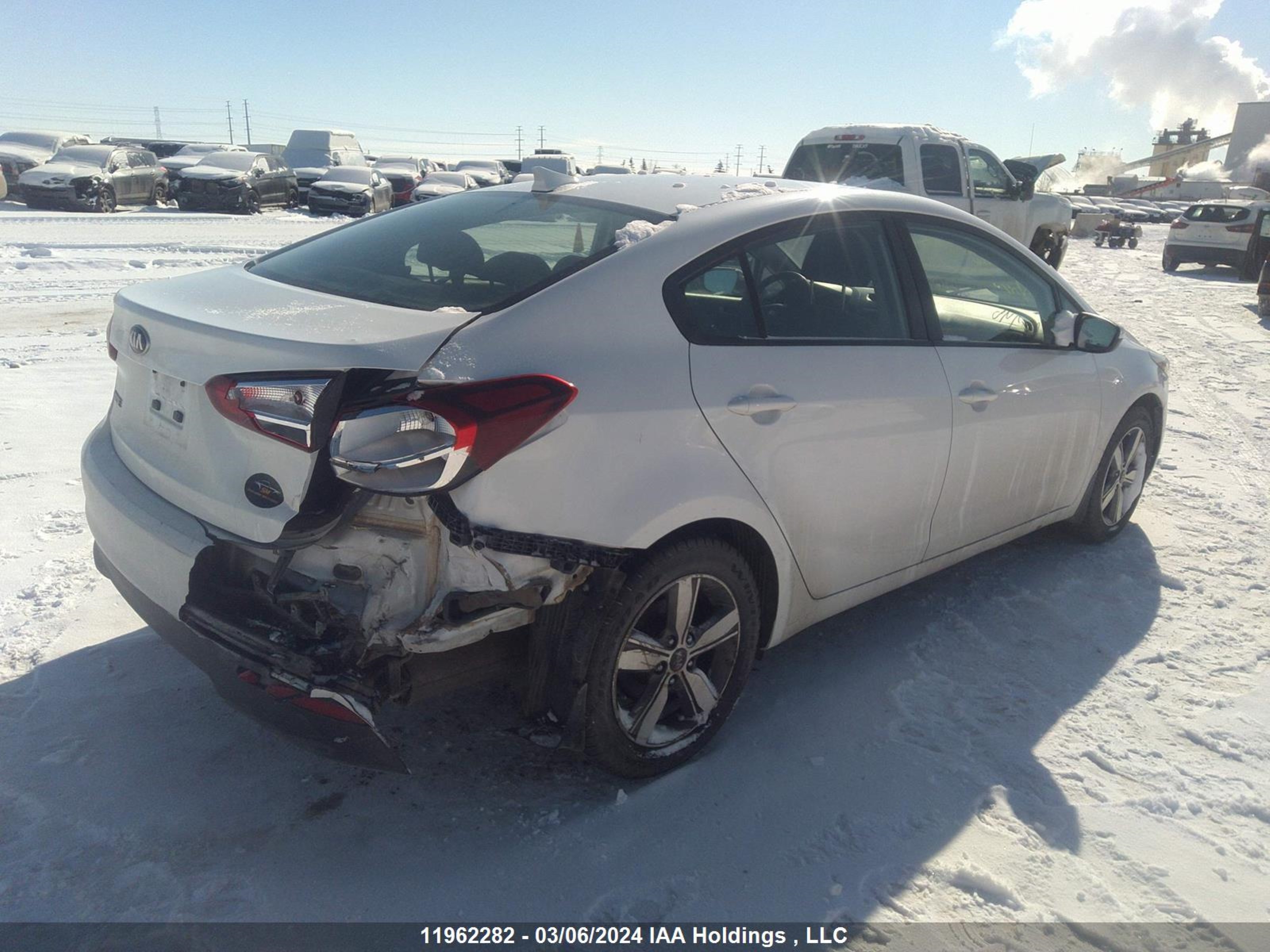 Photo 3 VIN: 3KPFL4A77JE280125 - KIA FORTE 