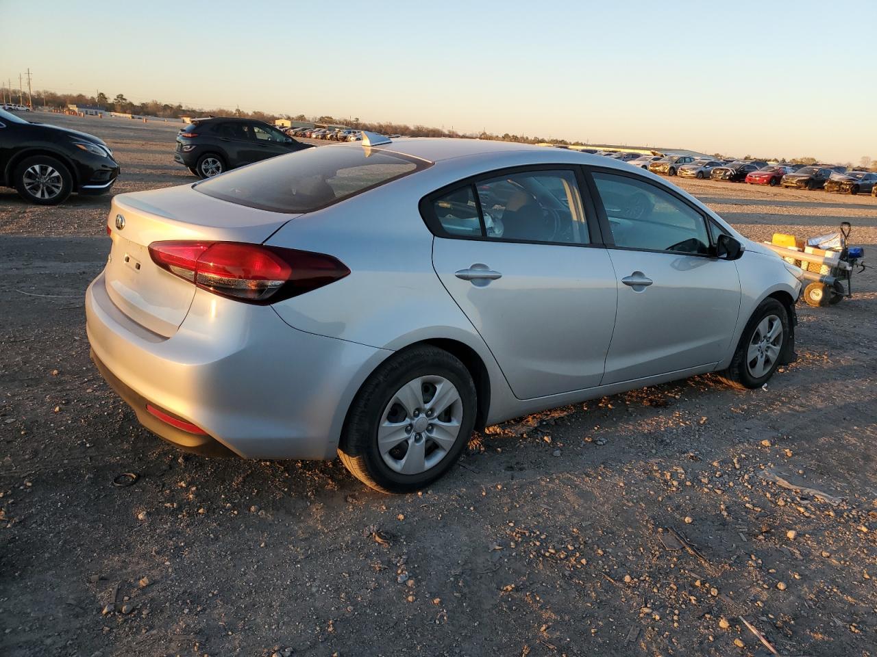 Photo 2 VIN: 3KPFL4A79JE250723 - KIA FORTE 