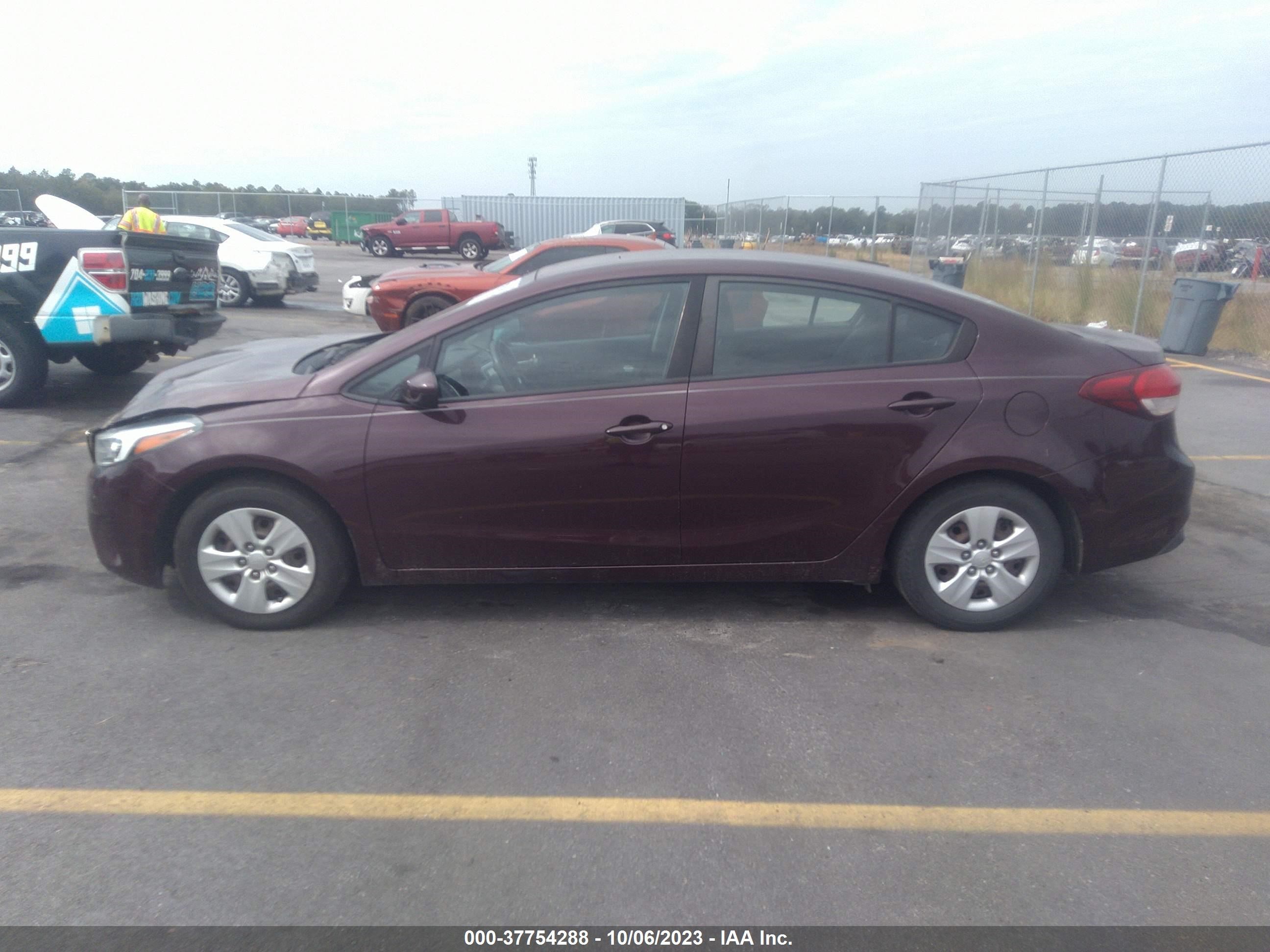 Photo 13 VIN: 3KPFL4A7XHE015421 - KIA FORTE 