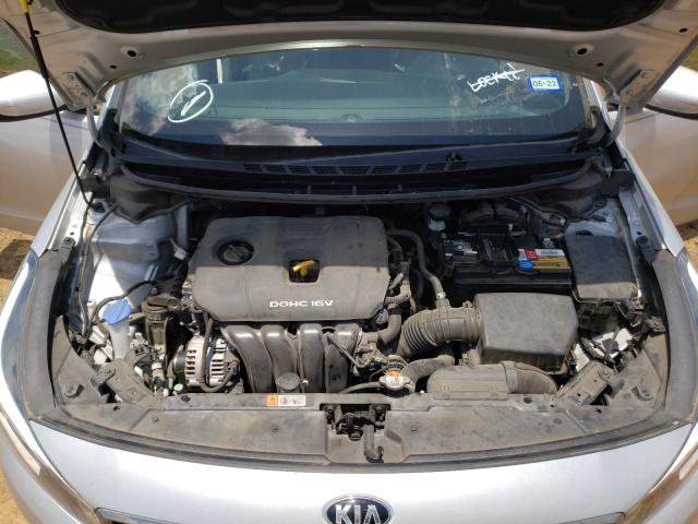 Photo 6 VIN: 3KPFL4A7XHE111324 - KIA FORTE LX 