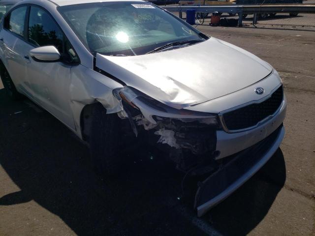 Photo 8 VIN: 3KPFL4A7XJE179046 - KIA FORTE LX 