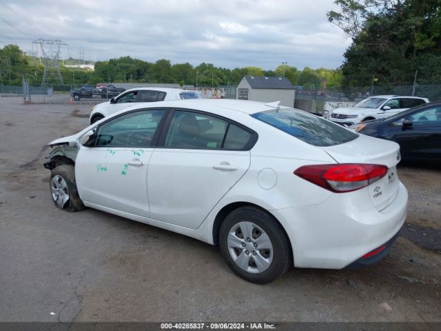 Photo 2 VIN: 3KPFL4A7XJE183257 - KIA FORTE 