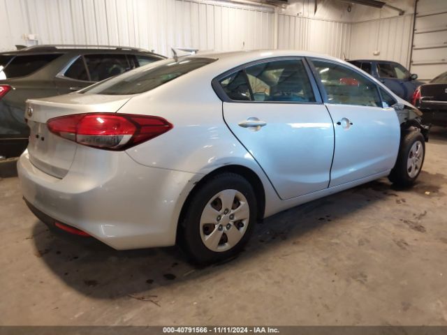 Photo 3 VIN: 3KPFL4A7XJE218489 - KIA FORTE 