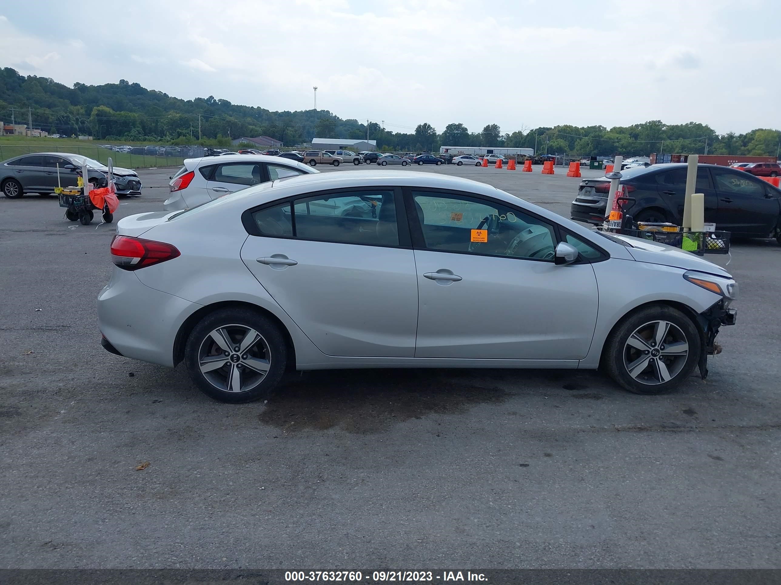 Photo 12 VIN: 3KPFL4A7XJE257115 - KIA FORTE 