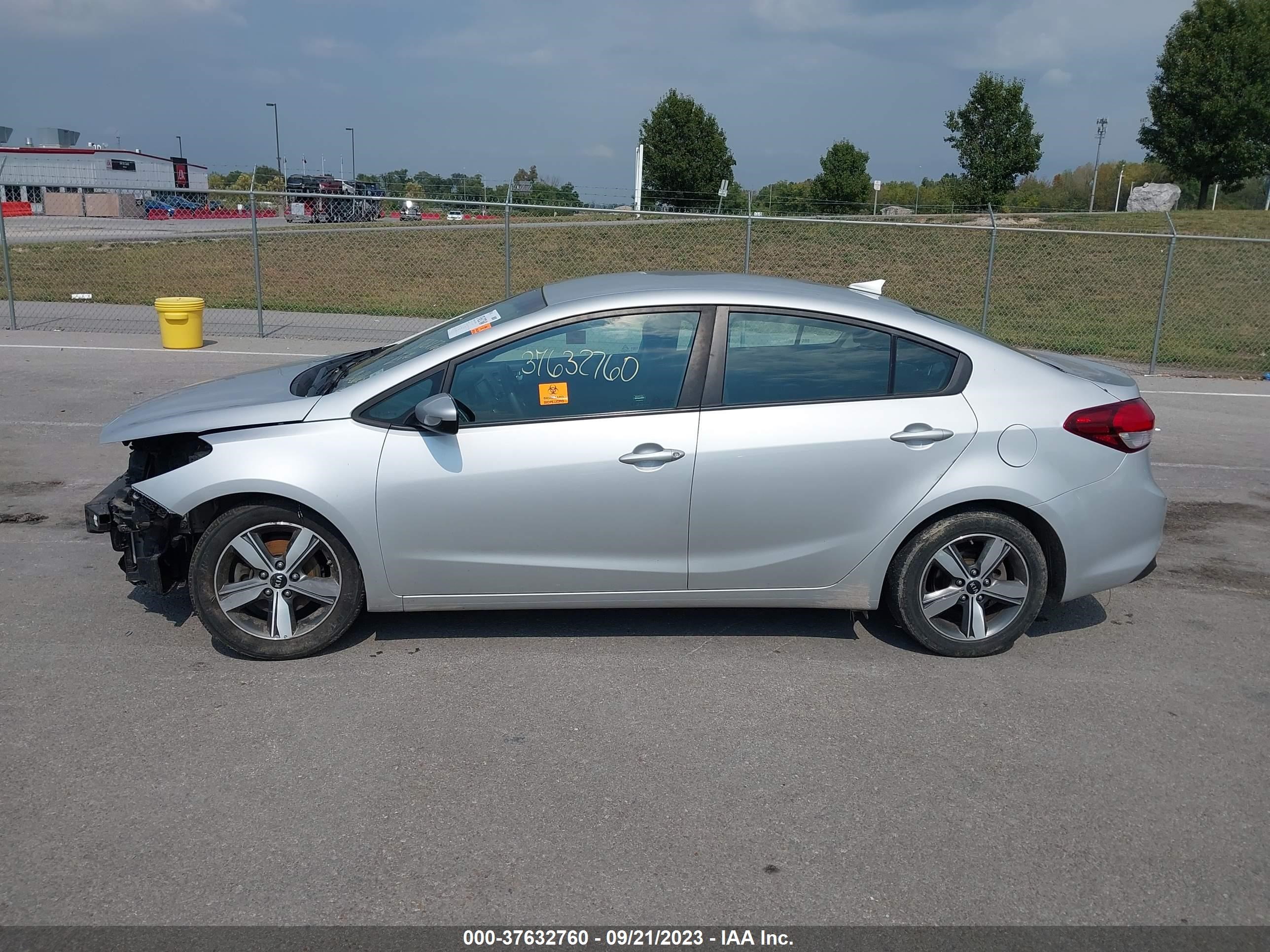 Photo 13 VIN: 3KPFL4A7XJE257115 - KIA FORTE 