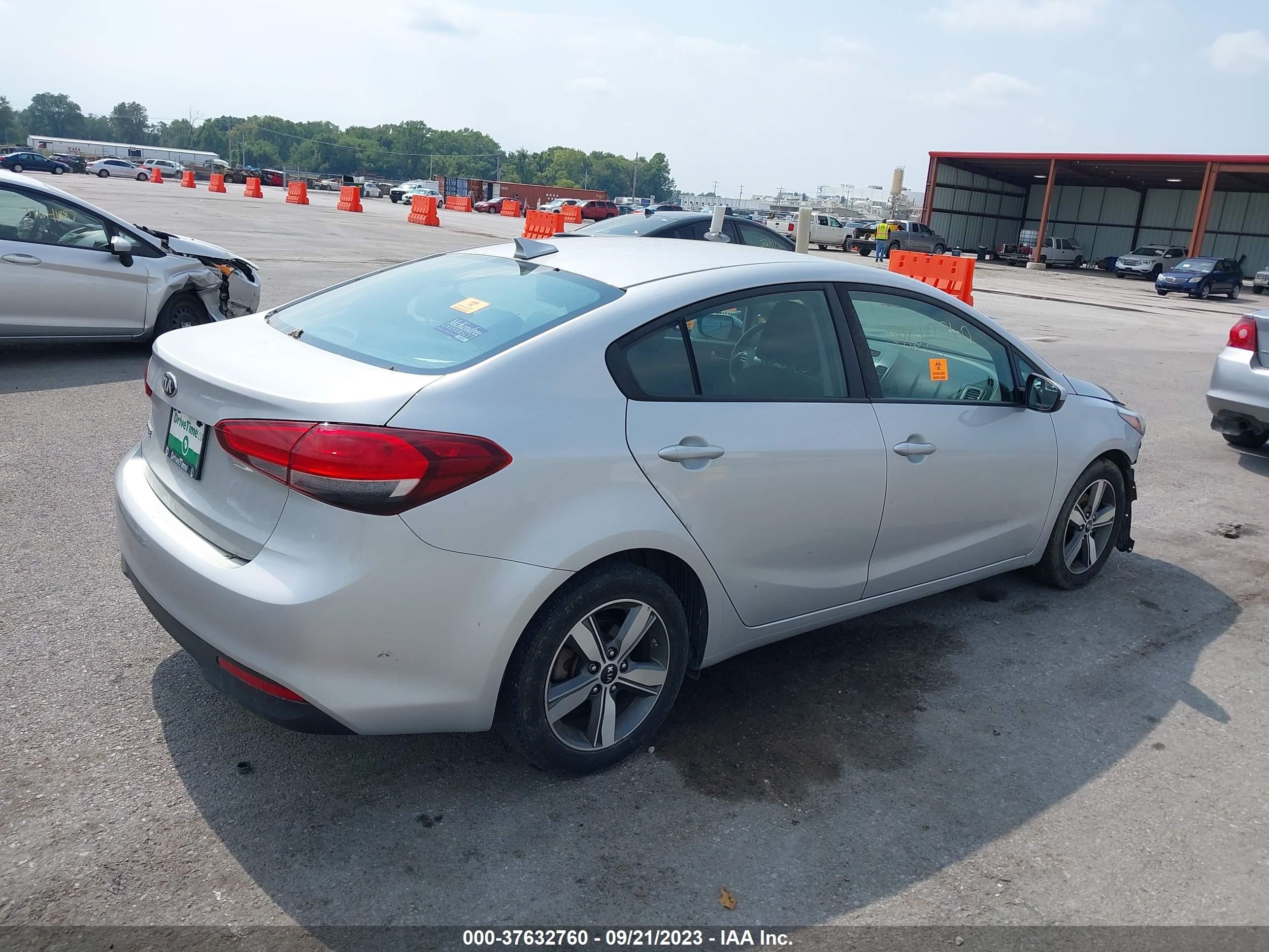 Photo 3 VIN: 3KPFL4A7XJE257115 - KIA FORTE 