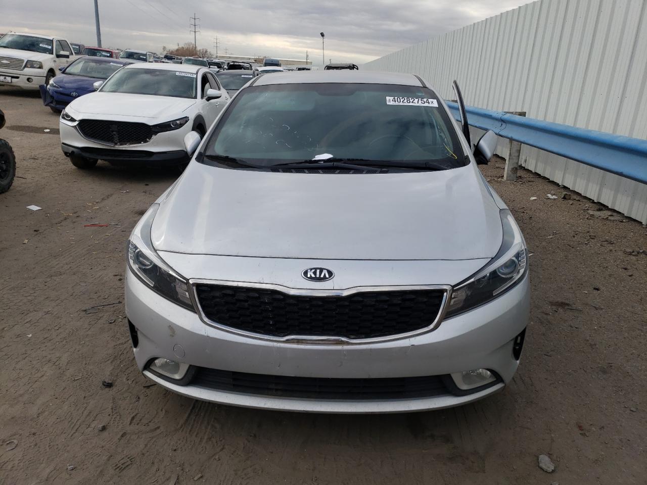 Photo 4 VIN: 3KPFL4A85JE174815 - KIA FORTE 