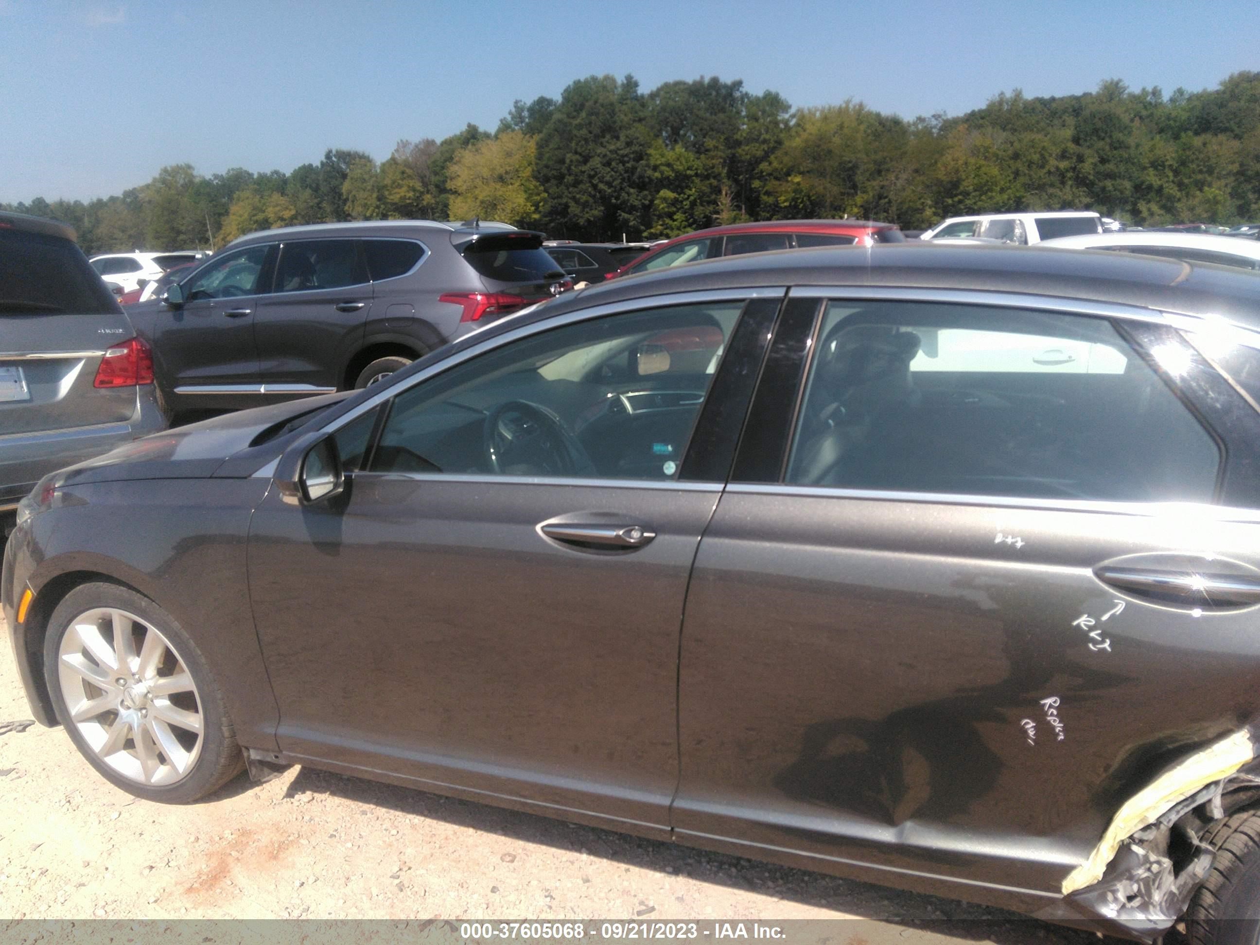 Photo 13 VIN: 3LN6L2LU2GR628983 - LINCOLN MKZ 