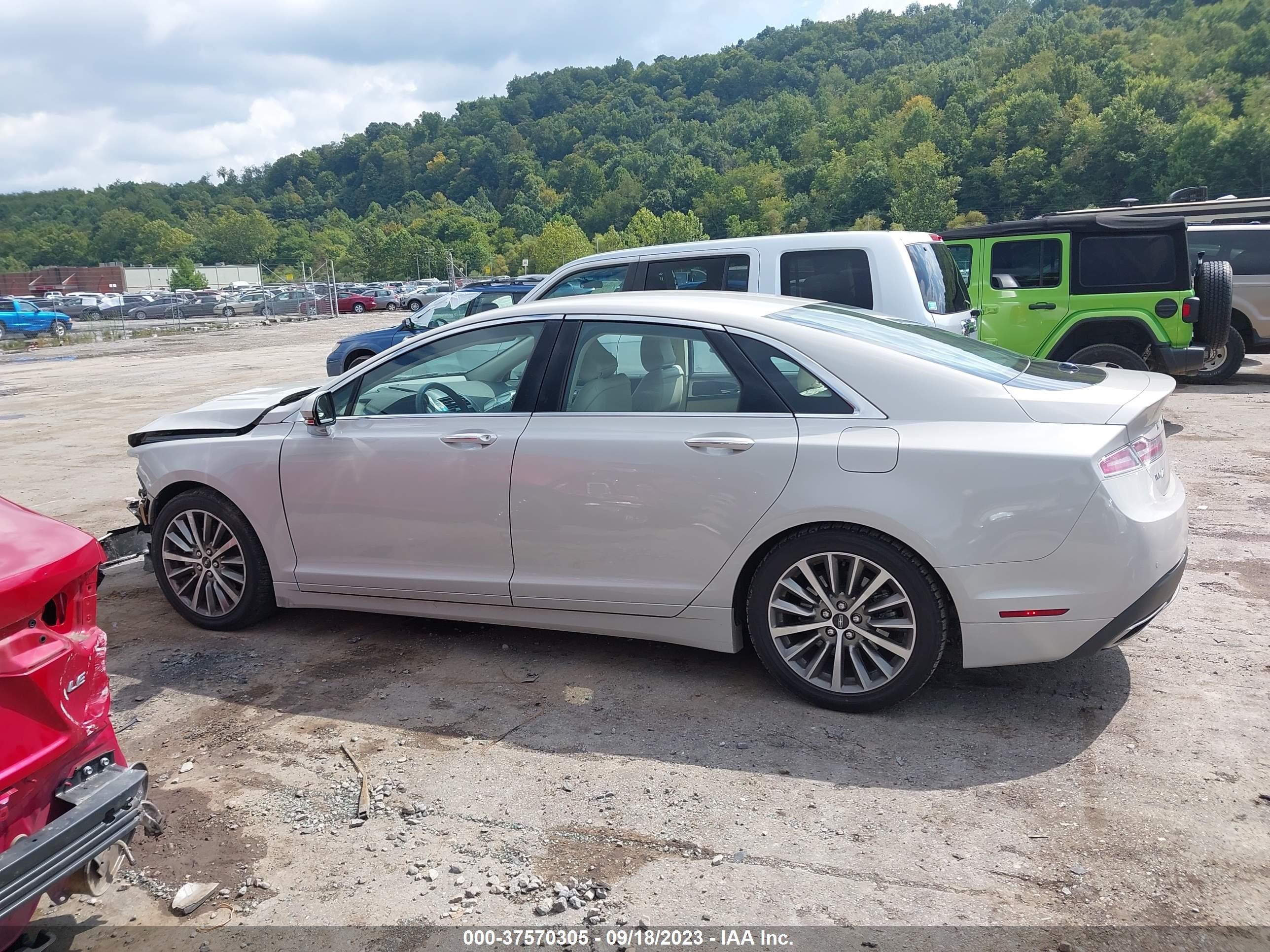 Photo 14 VIN: 3LN6L5A9XLR618258 - LINCOLN MKZ 