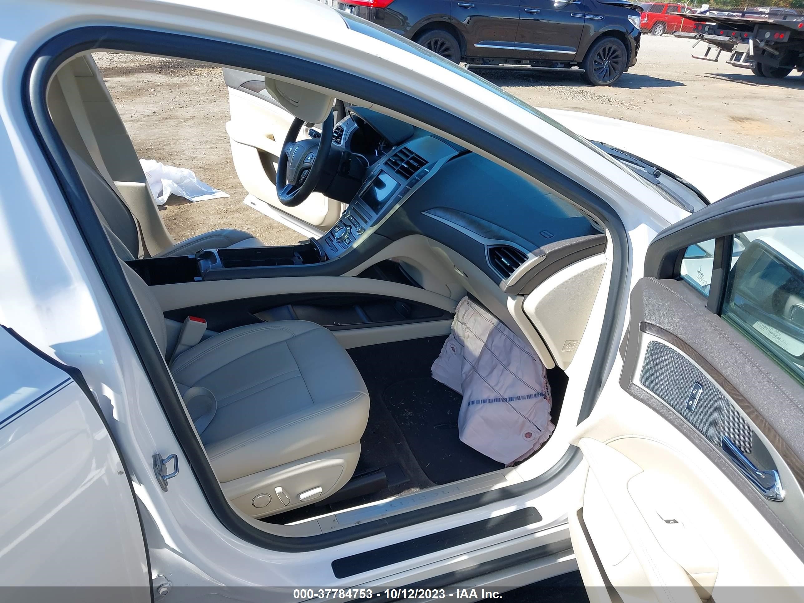 Photo 4 VIN: 3LN6L5LU2HR637556 - LINCOLN MKZ 