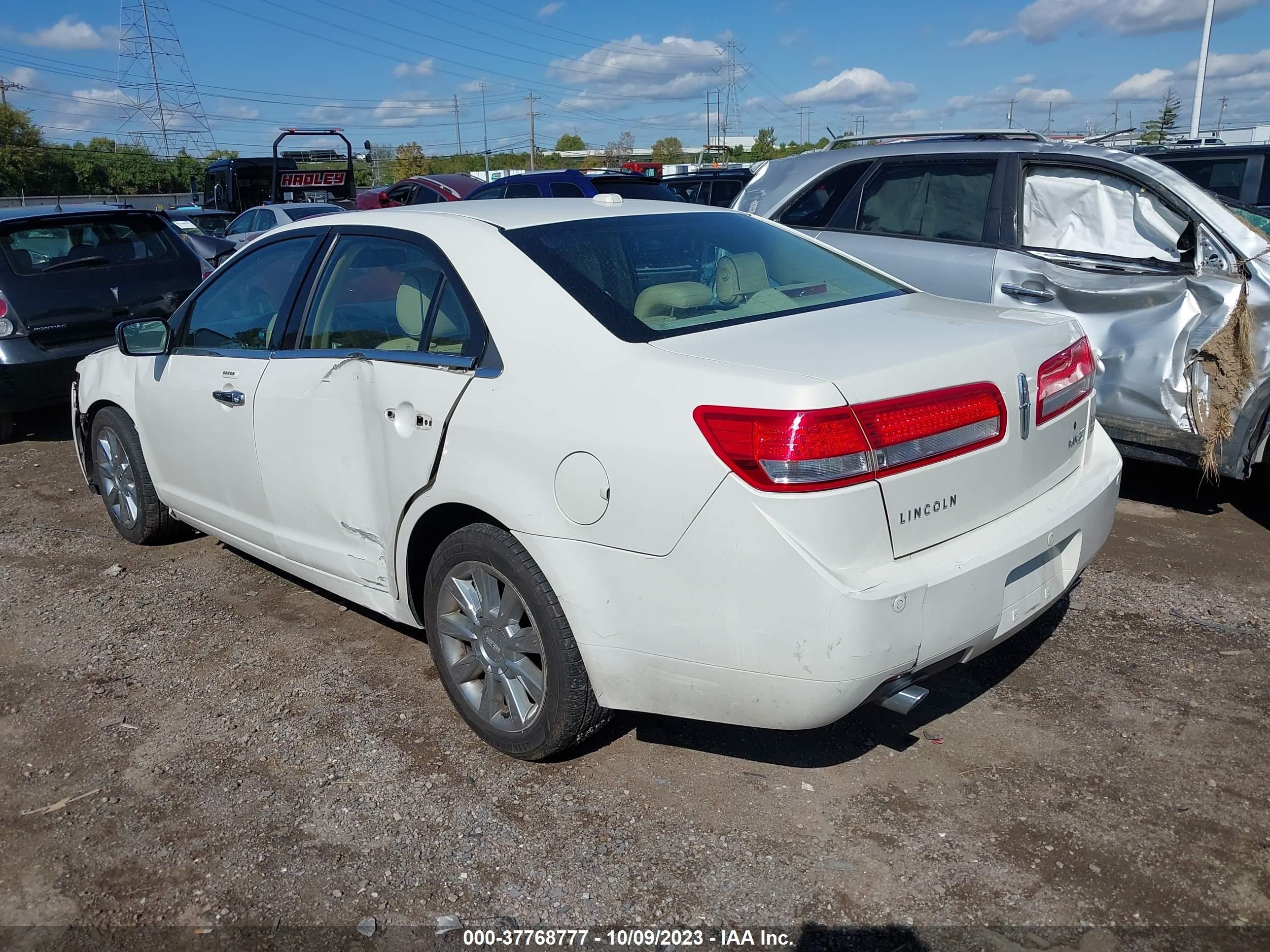 Photo 2 VIN: 3LNHL2GC1CR838091 - LINCOLN MKZ 