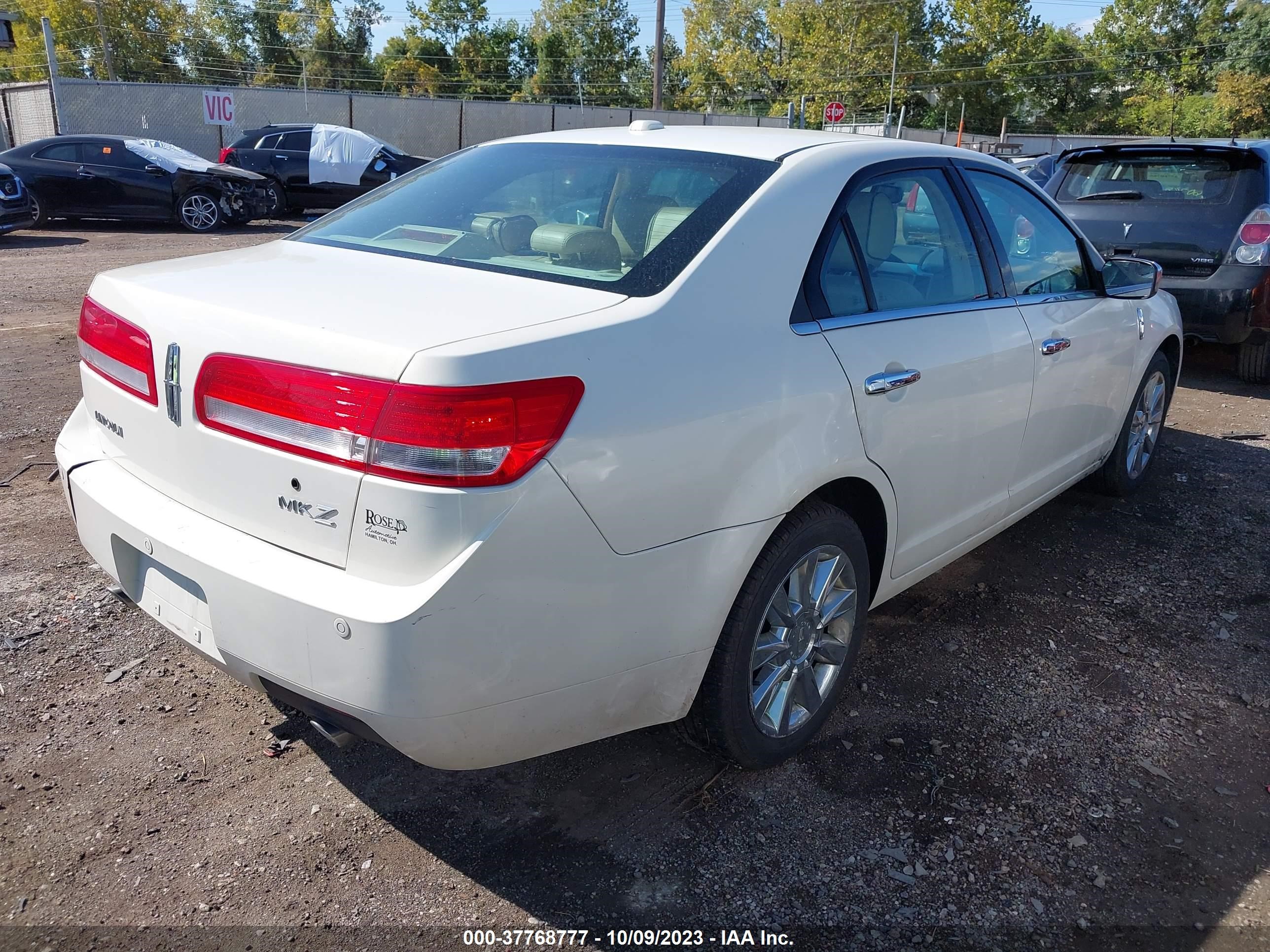 Photo 3 VIN: 3LNHL2GC1CR838091 - LINCOLN MKZ 