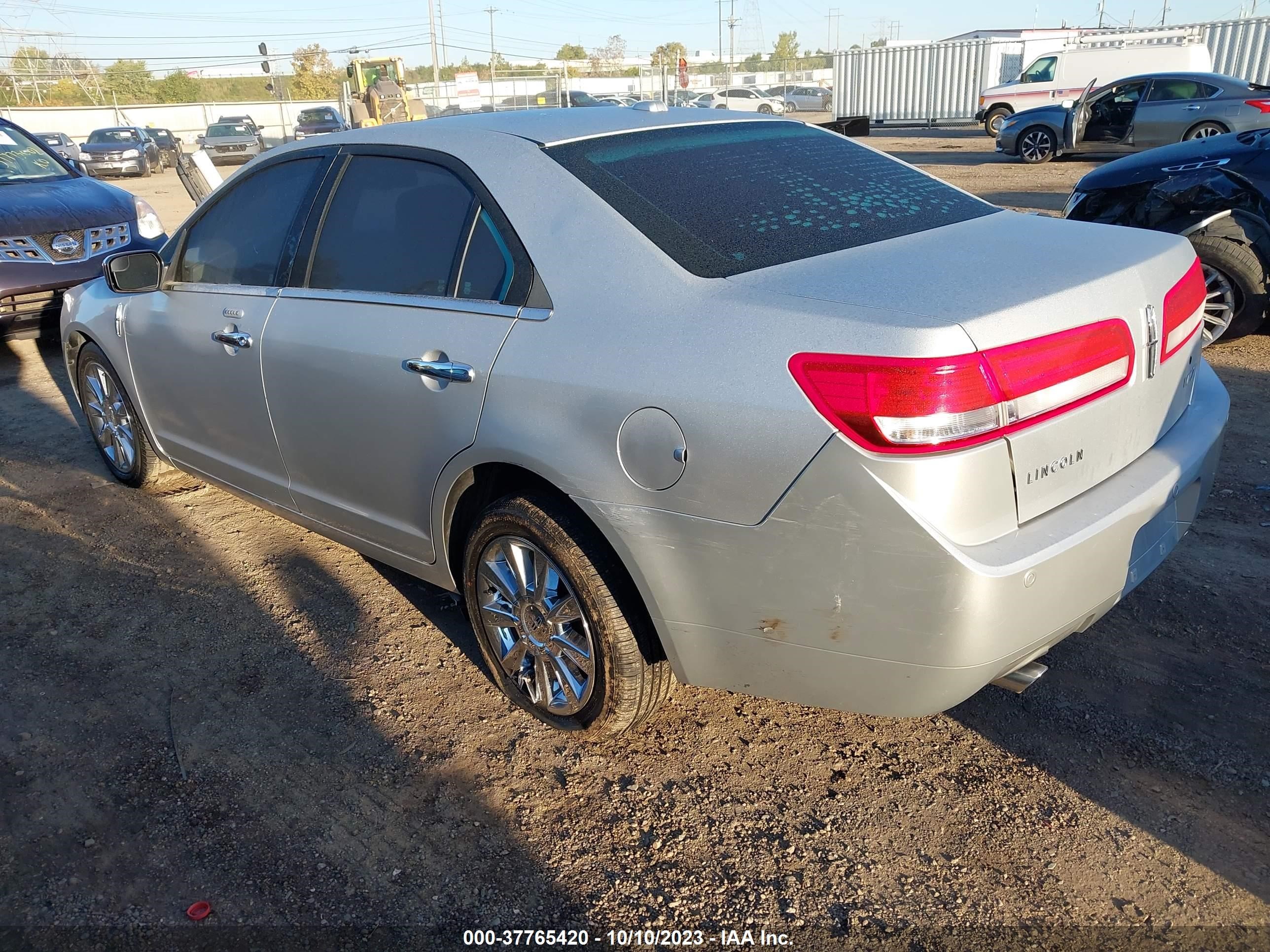 Photo 2 VIN: 3LNHL2GC3BR761223 - LINCOLN MKZ 