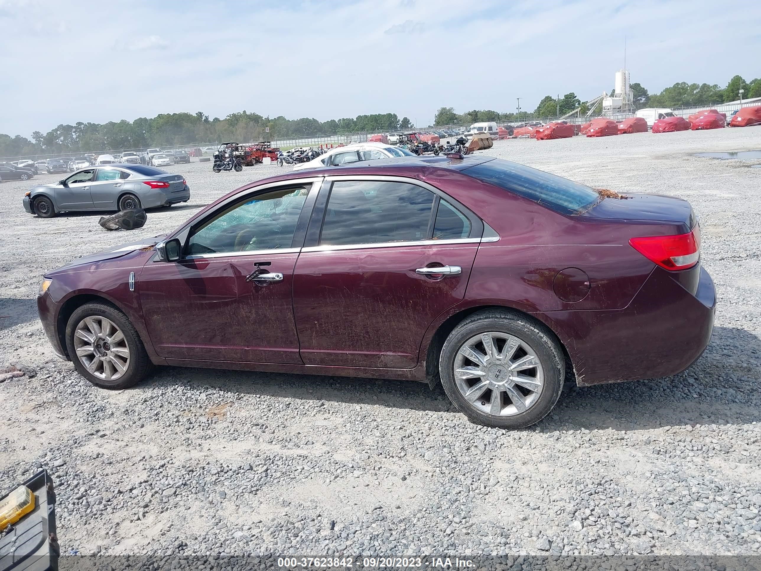 Photo 13 VIN: 3LNHL2GC3CR817890 - LINCOLN MKZ 