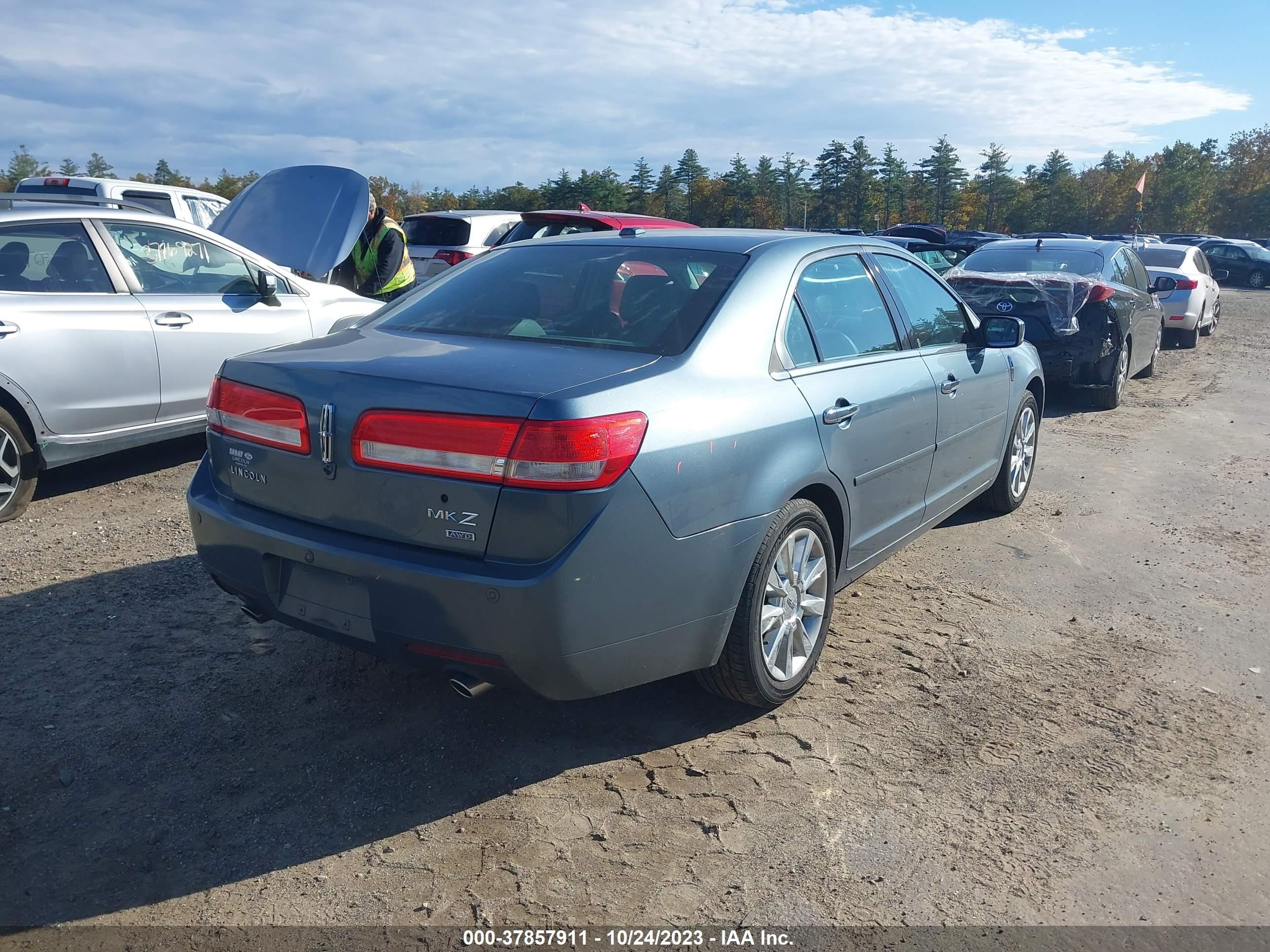 Photo 3 VIN: 3LNHL2JC8BR767883 - LINCOLN MKZ 