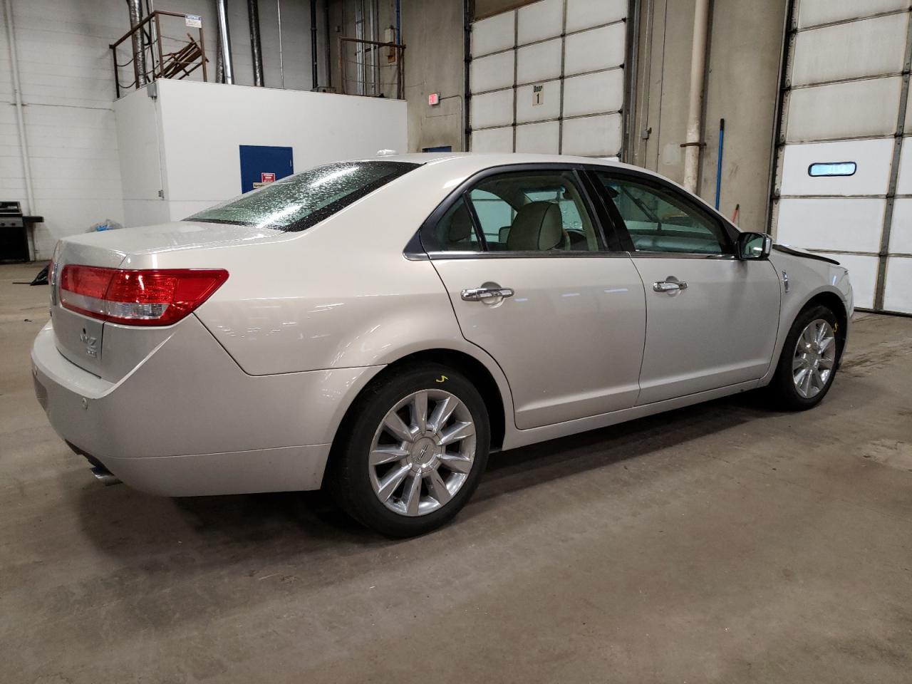 Photo 2 VIN: 3LNHL2JCXAR612105 - LINCOLN MKZ 